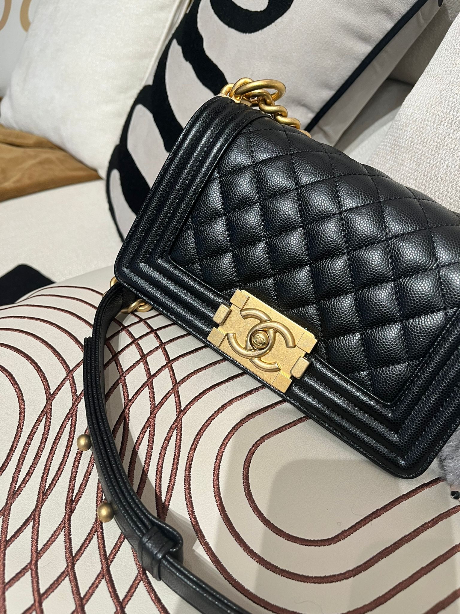 Chanel Boy 20cm A67085 黑色魚子醬牛皮金扣 100%Authentic,98%new ✅專門店收據✅晶片✅塵袋✅box