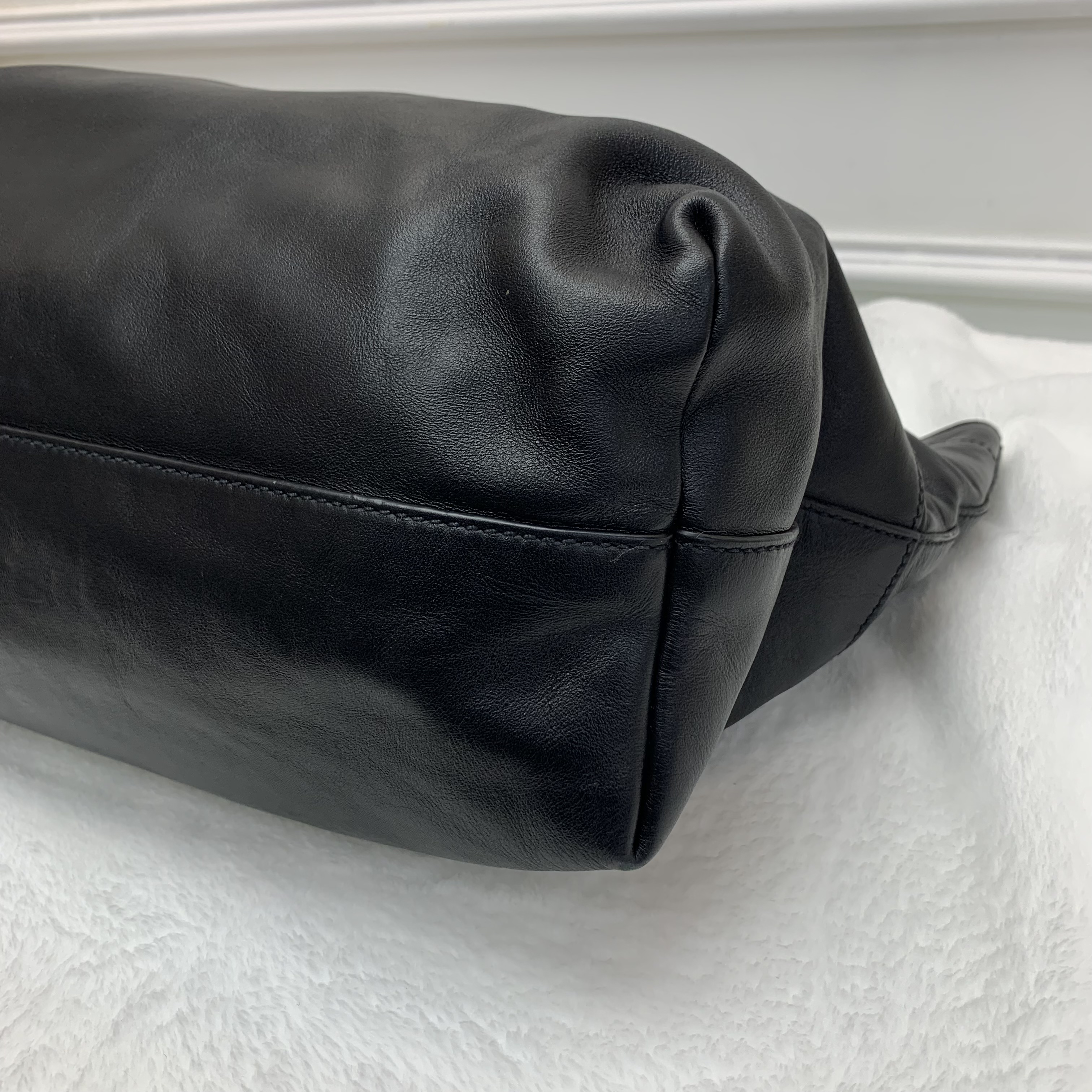 OL必備大牌平價黑色手袋👜Miumiu中古黑色皮革手袋