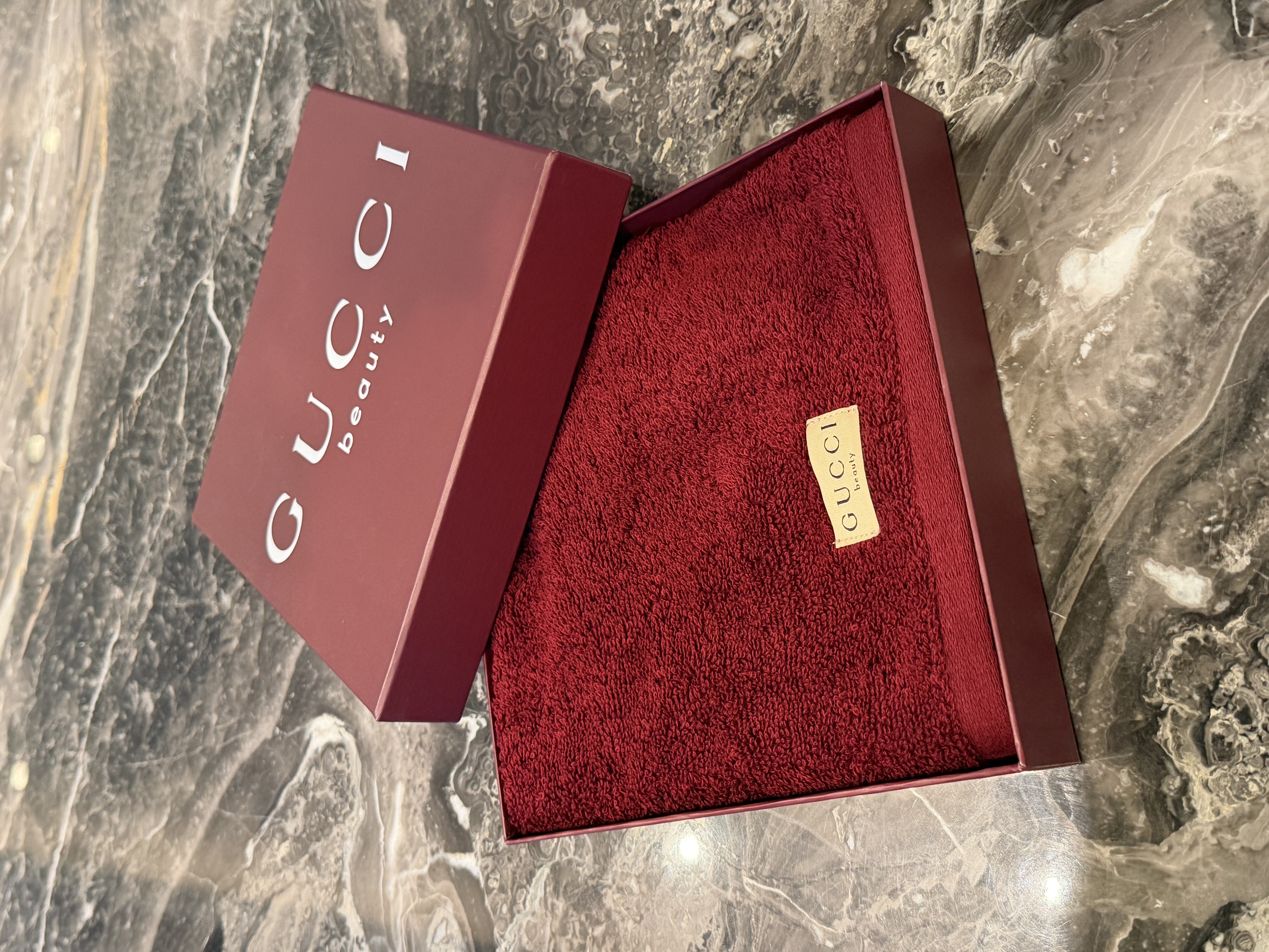Gucci 香水棗紅毛巾(Gift)