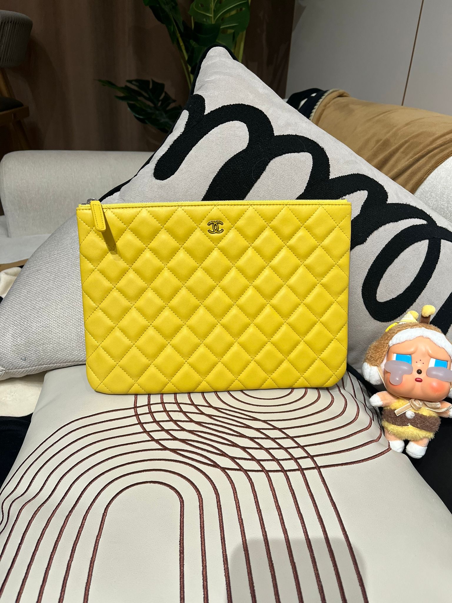 Chanel clutch bag  100%Authentic,98%new✅CARD  Size :W28cm x D1.5cm x H19.5cm 