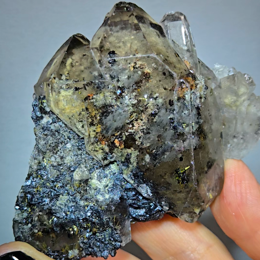 Golden starburst rutiles in quartz on black hematite - RT1444