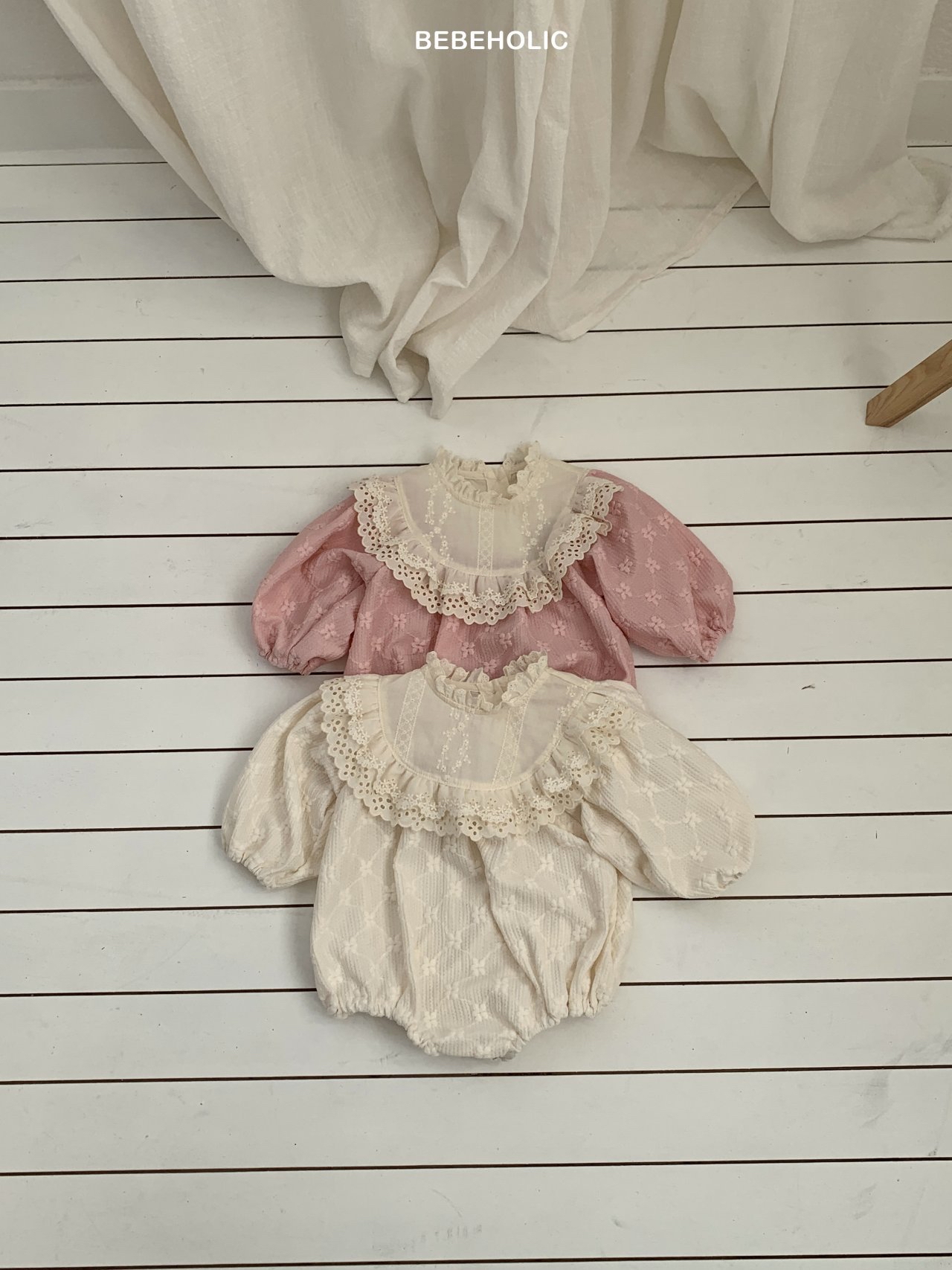 🌸預訂 韓國直送🌸🇰🇷BEBEHOLIC兩色花卉提花蕾絲領長袖包屁衣