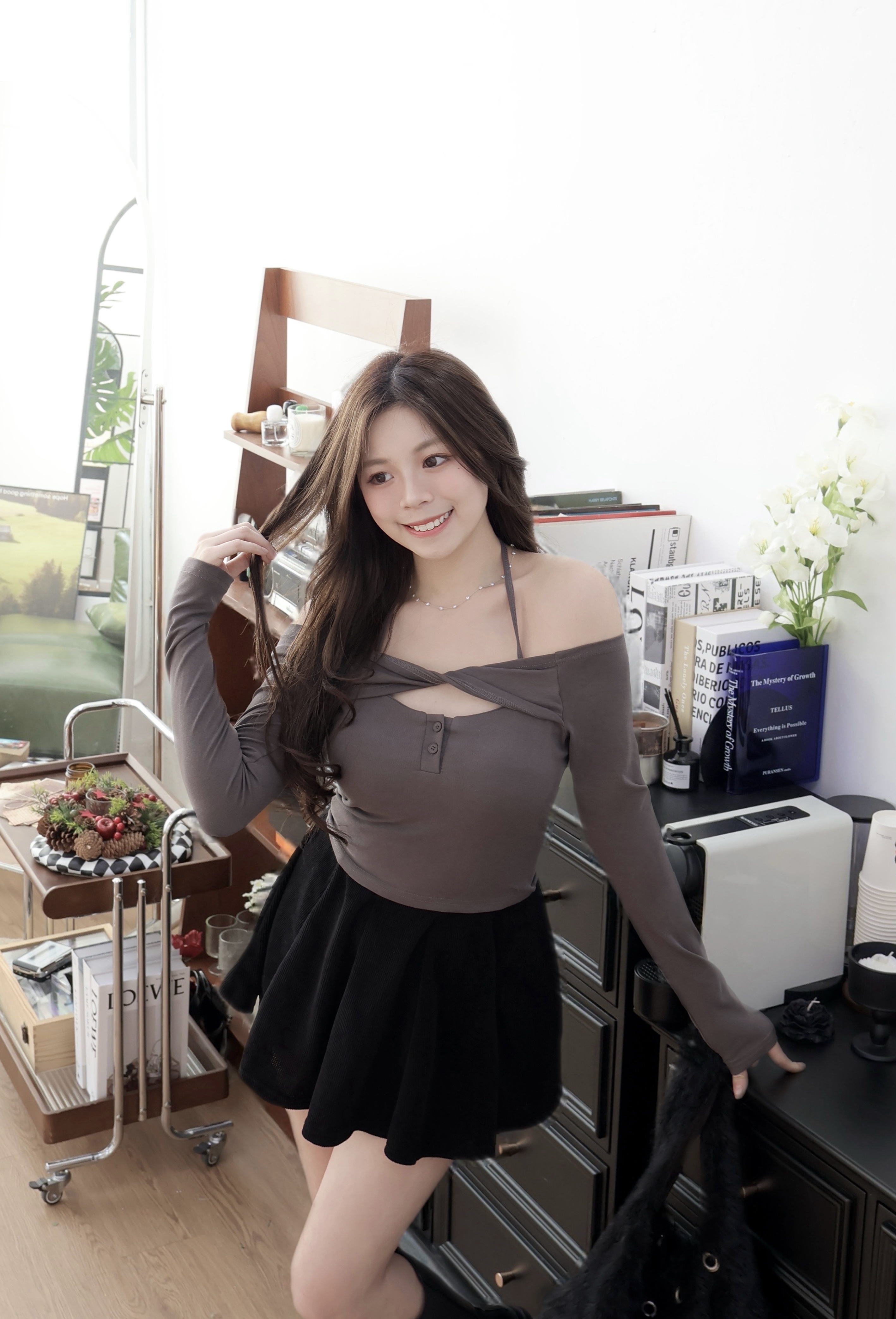 【 ⋆⚡️🖤回頭率100✨小心機 & 方便性兼備！鏤空扭結掛頸連PAD上衣˶˙ᵕ˙ )ﾉﾞ】 Psycho Twist Crop Top(三色入)