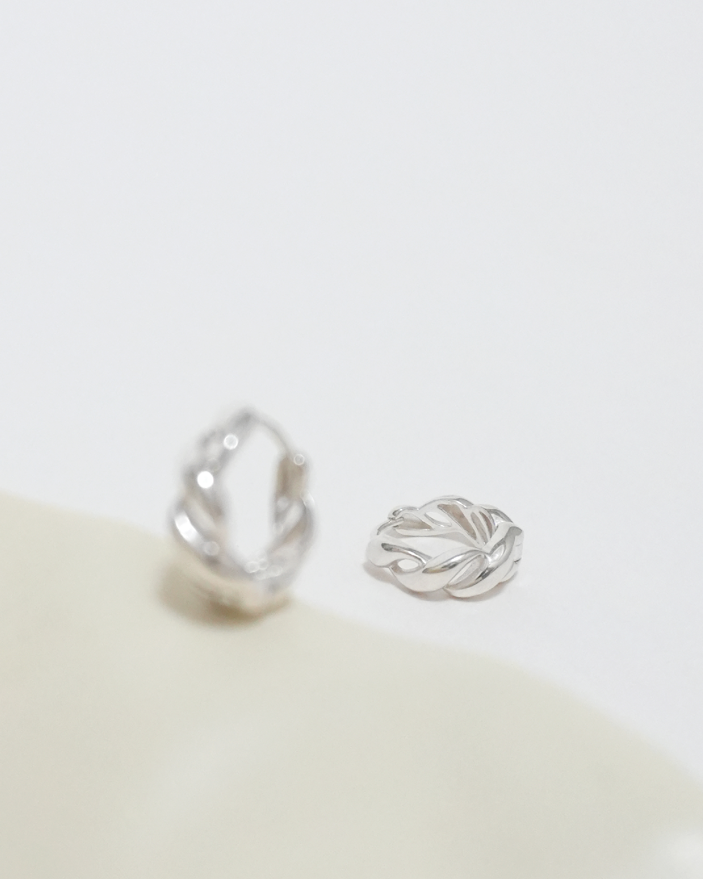Pure Silhouette Twist Earrings
