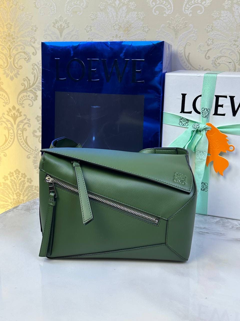 ⭐️最新升级版𝟮.𝟬-𝗣𝘂𝘇𝘇𝗹𝗲腰包⭐️ （森林绿🌳到货‼️） 尺寸：𝟮𝟰-𝟭𝟬.𝟱-𝟭𝟲𝗰𝗺 款号：052343 👉🏻长方体形状和精确的切割技巧创造出Puzzle 腰包以及独特的几何线条成为 “Loe罗家”的著名代表作~ 👉🏻金属搭扣开合，刻有标志logo徽标，可调节肩带，翻盖大容量插袋和一个外部拉链口袋，🐂柔软细腻napa小牛皮，正品Ykk五金，Anagram压纹，人字纹棉麻帆布内里 👉🏻（男女♀♂同款）大小非常合适。胸包、背包、单肩、斜挎 腰包五种背法任你解锁🔒 👉🏻 （独家背景➕独家品质➕独家包装➕独家控制对版细节📦➕精致全套礼盒套装❤️） 重点：让你花最少的钱💰体验最大的仪式感❤️