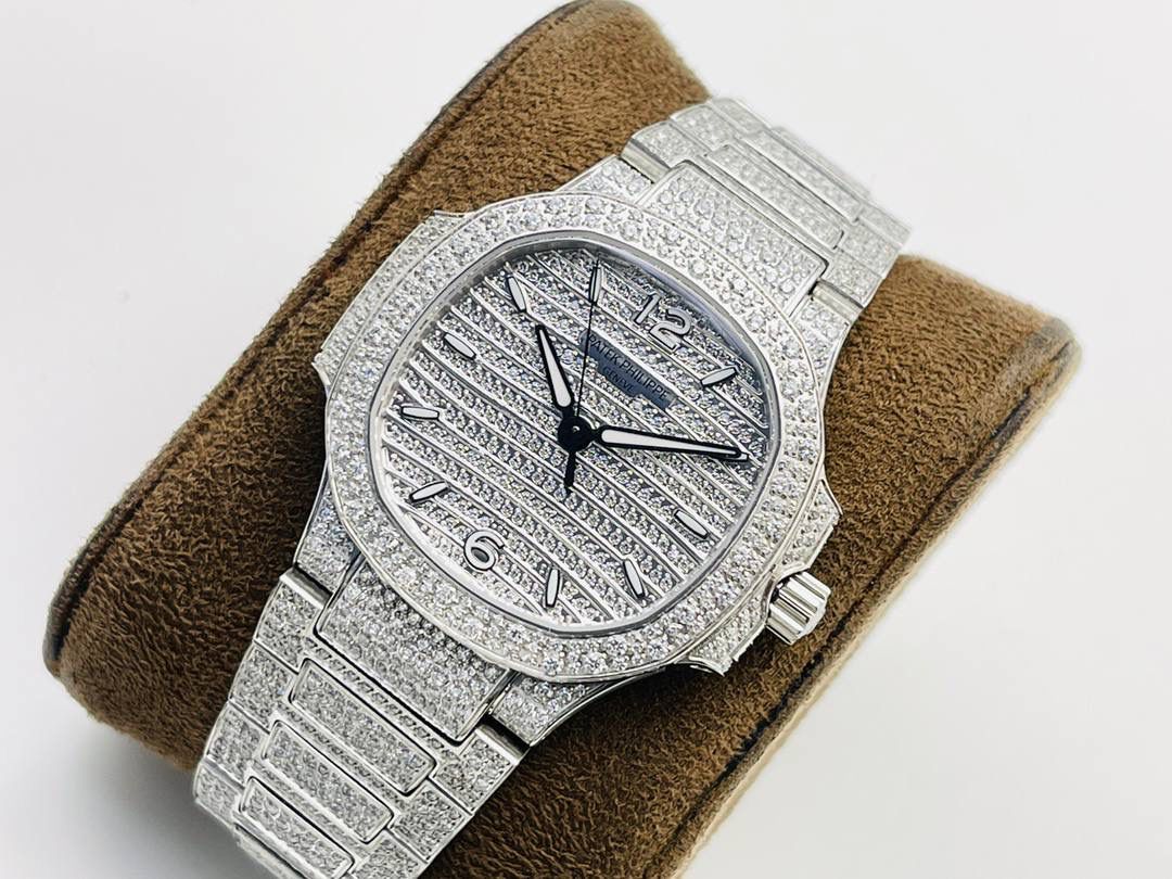 —百达.翡丽7118女士鹦鹉螺 满钻限量款 少量到货，限量供应（全身采用八心八箭天然奥宝水钻）😍😍 1⃣️腕表:定制9015改324 S自动一体上链机械机芯，中心大秒针！ 2⃣️表盘:密镶钻，拥有286颗钻 3⃣️表壳:密镶拥有518颗钻，拥有蓝宝石水晶透盖。 4⃣️直径35.2MM！ 5⃣️表链:采用拥有1729钻采用罕见的“不规则雪花镶钻”工艺，令腕表更添耀眼光彩，这项工艺需要将大小各异的钻镶嵌并固定到位，尽可能隐匿每颗钻之前的贵金属痕迹。 6⃣️顶配鹦鹉螺7118满天星！ 目前算是最奢华的女款鹦鹉螺 应该没有人能拒绝了它了吧？ 雪花❄️镶钻全身 不仅是表盘，表带都是雪花镶钻总之一个字“闪”（白色为真空炉内白金，玫色为真空炉内纳米玫瑰金）