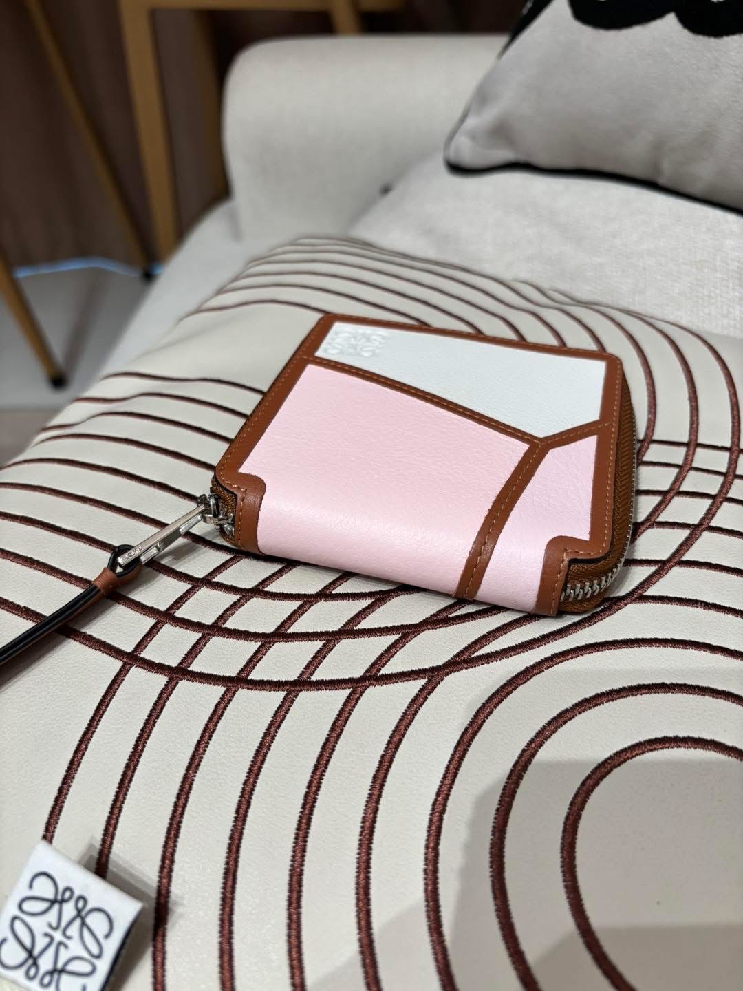Loewe puzzle square wallet calfskin 100%Authentic ,98%new ✨✨專門店售價 $ 4 8 0 0  📣✨ 