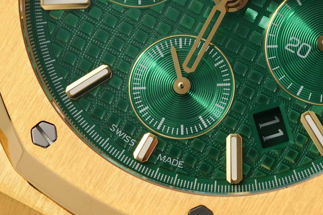 🚀新品来袭——爱彼26331OR皇家橡树多功能计时机械腕表41MM！💯 特点：表壳结构跟足原装正品，装配方式原装一致，使厚度比以往的更薄！ 旋入式表冠，按入式的计时按钮跟原装一致，才不会一眼假！(区别于市场计时和复位键都是旋钮后才可以按入) 1⃣️【机芯】7750改原装机芯 6字位小秒 功能与原装一致！ 2⃣️【表镜】镜面和正品一样采用的是蓝宝石玻璃镜面，和正品放在同一下角度对比，保持一样的通透明亮度，一致的防炫光效果！3⃣️【表壳】表壳精钢材质，采用原装数据开模，顶级打磨，不管是纹路还是质感都接近原装，通过拉丝和部分抛光打磨处理之后，忽明忽暗展现出精致而硬气的独特气质！ 4⃣️【头粒】最人性化的可松动头粒缓冲，确保更贴合手腕，佩戴更舒适。 5⃣️【表盘】还原正品表盘的细腻精致，立体工整的盘面“饼干纹理”和原装一模一样，经典的大网格凸显爱彼的特点，采用进口超强夜光！表盘细节做工秒杀市面其他！ 可搭配橡胶带和皮带，满足你更多需求！