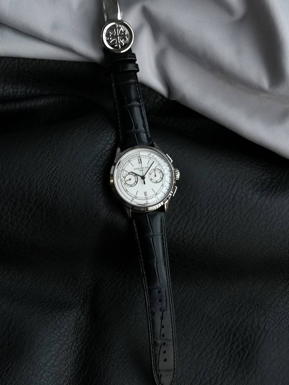 百达翡丽复杂功能时计5170G多功能腕表，堪称腕表精品当中的精品！😍✨🔥 腕表直径为42毫米，作为一款男士腕表，它的表盘大小适中。为我们奉上对称的美感，整个表盘的布局大方得体，包括了如此之多的功能的同时，又不会让人觉得繁杂。 机芯采用了7750机芯完美还原正品诸多功能，提供了强大的时间衡量功能。意大利牛皮表带，专属的灯笼扣，任何季节，任何场所，任何职业人均适合佩戴，让手腕佩戴得更舒适，让气质绽放。此款腕表具有30米防水功能，满足大众日常生活，休闲度假必备腕表。 百达翡丽5170G可以说是腕表中的精品，功能方面的巧妙构思，外观上的合理布局，以及优越的机芯性能，无一不体现出百达翡丽的独特设计，一件经典的艺术品，一件完美的收藏品。