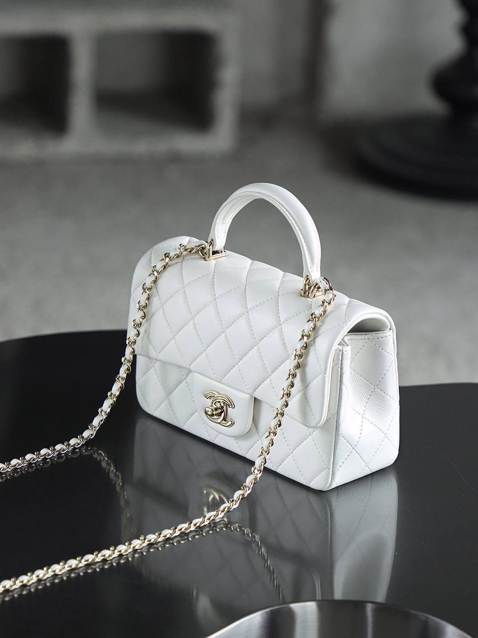 CF Mini手提包鑒定版 👜 一包一碼 支持全球鑒定查驗身份證原廠專G GR原廠皮料過關清單資料可査詢 經典的翻蓋加上獨特的提手，既保留了CF經典韻味，又增添了一份俏皮！ 而且單肩、斜挎、手提三種背法隨意切換，它都能輕鬆成為焦點！ 五金：全銅淺金扣 皮料：GR原廠小羊皮 尺寸：12*20*6cm