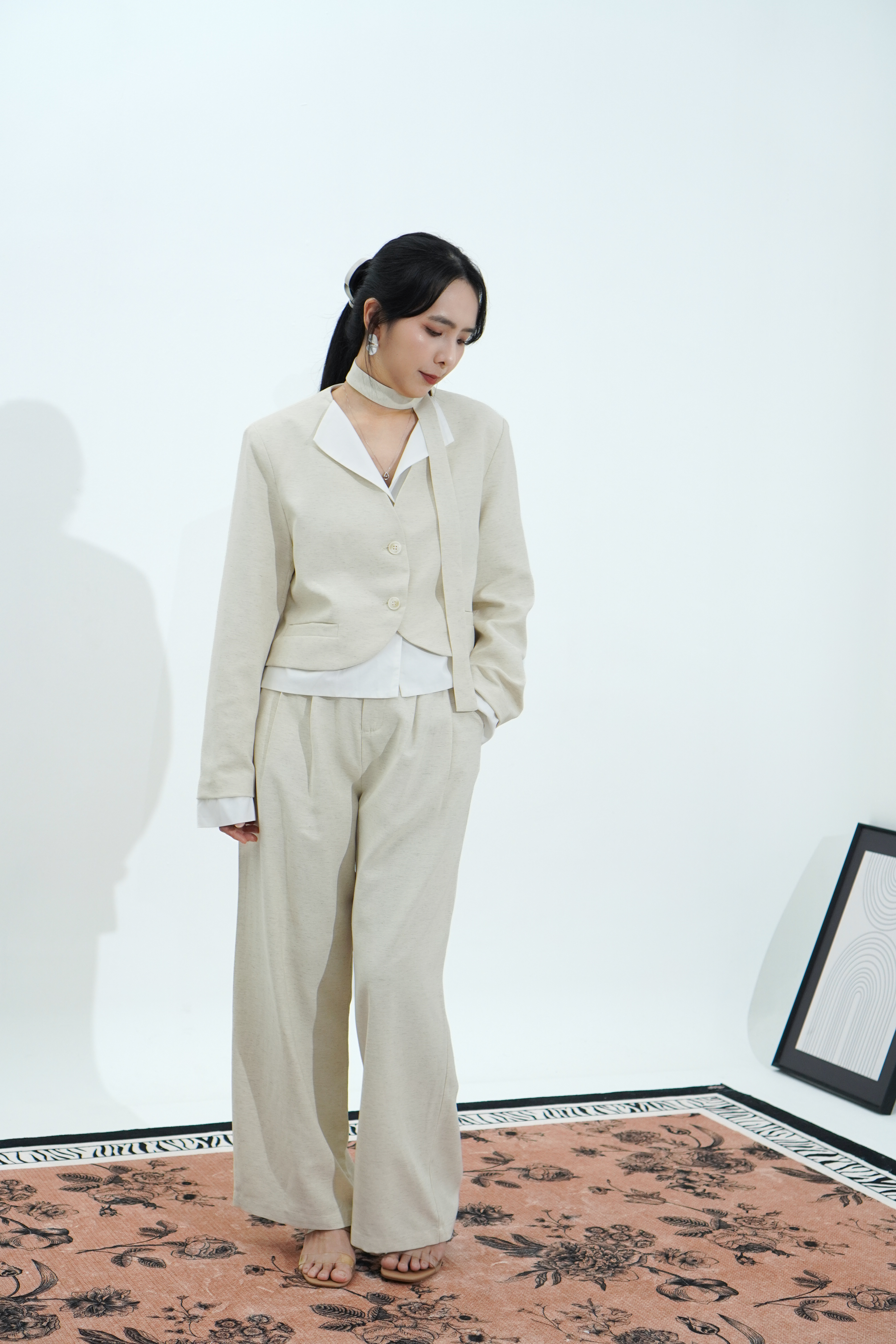 杏色西装外套+长裤套装