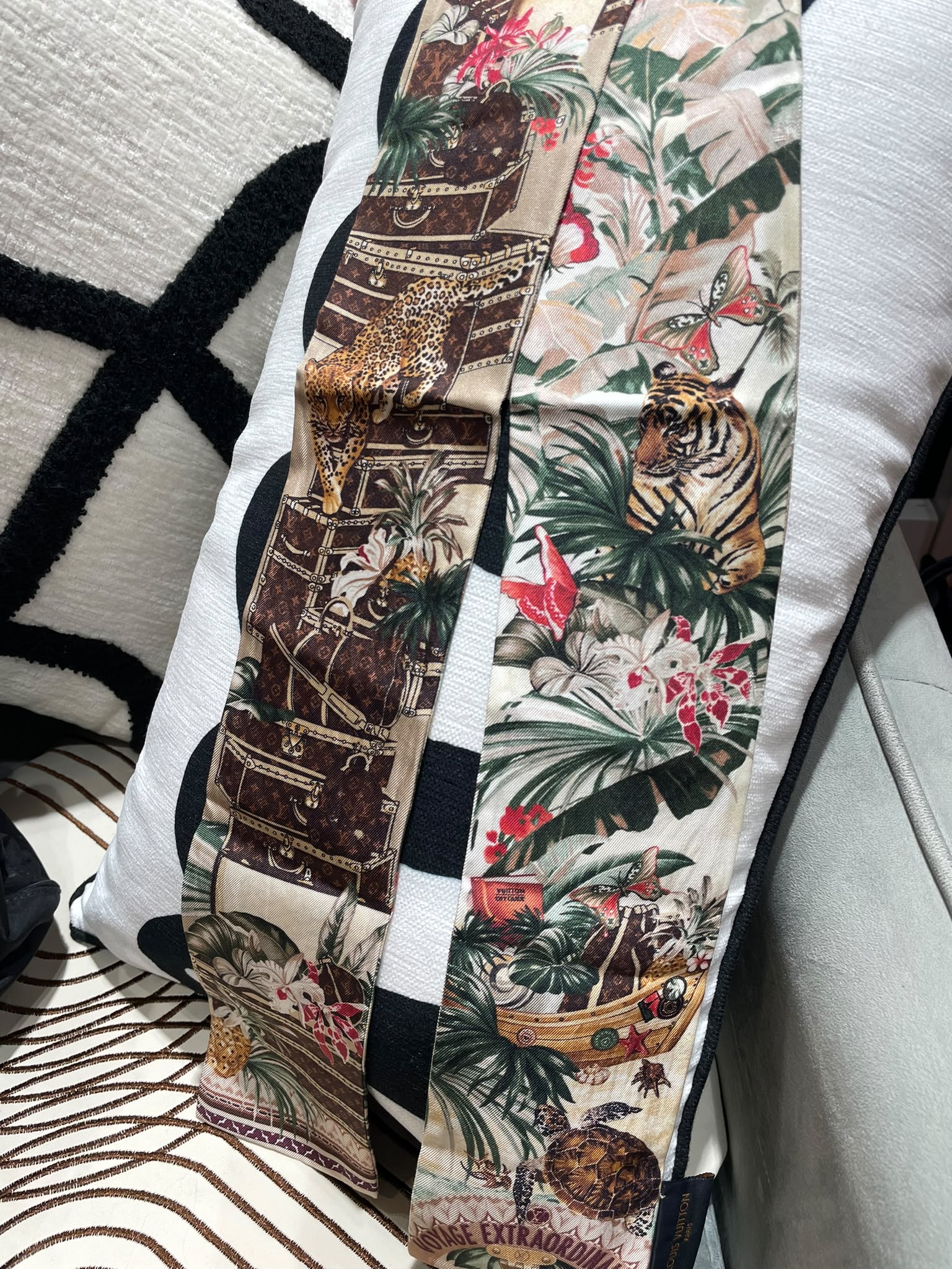 LV Twilly 100%Silk 100%Authentic, 98%New