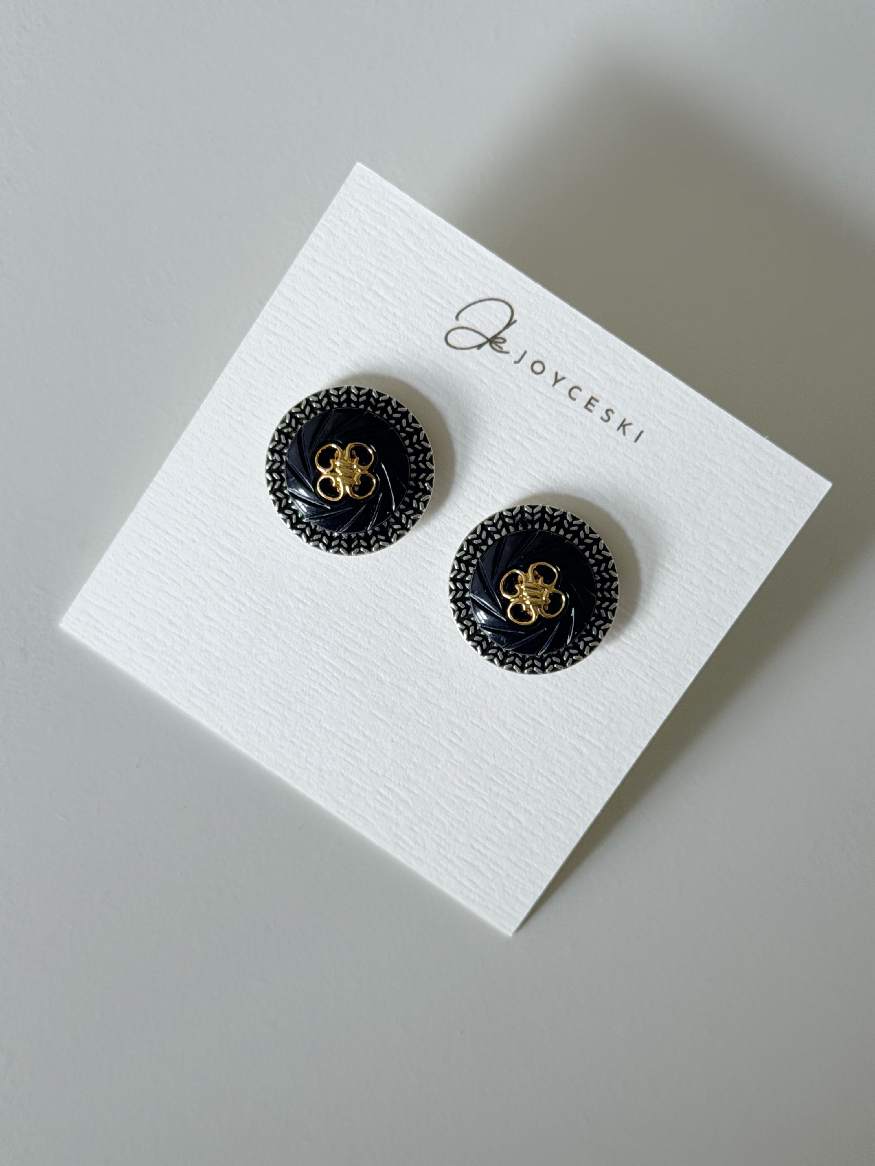 英國金屬壓花RUFFLE裙邊鈕扣耳環/黑銀