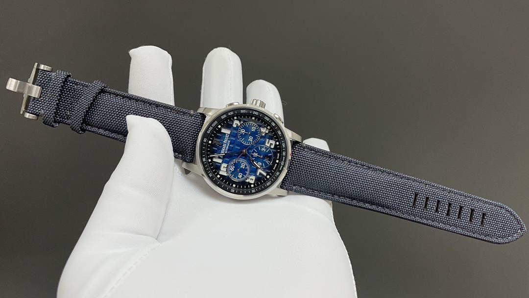 🚀皇家橡树26048离岸型41爱计时机械腕表💯 1.壳套按照原装开模多道工序顶级处理 2.一体字面立体工整的盘面“饼干纹理”和原装一模一样 3:316精钢表壳原装开模细节经过多道工序的打磨磨砂处理 4.7750机芯9字位小秒走时精准 5.表镜选用进口防眩水晶蓝宝石玻璃镜面 6.表带搭配进口意大利小牛皮以及帆布皮带，表扣实用原装针扣，尺寸41mm，爱彼入门级强烈推荐，精品打造