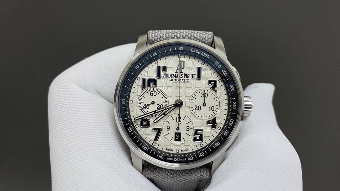 🚀皇家橡树26048离岸型41爱计时机械腕表💯 1.壳套按照原装开模多道工序顶级处理 2.一体字面立体工整的盘面“饼干纹理”和原装一模一样 3:316精钢表壳原装开模细节经过多道工序的打磨磨砂处理 4.7750机芯9字位小秒走时精准 5.表镜选用进口防眩水晶蓝宝石玻璃镜面 6.表带搭配进口意大利小牛皮以及帆布皮带，表扣实用原装针扣，尺寸41mm，爱彼入门级强烈推荐，精品打造