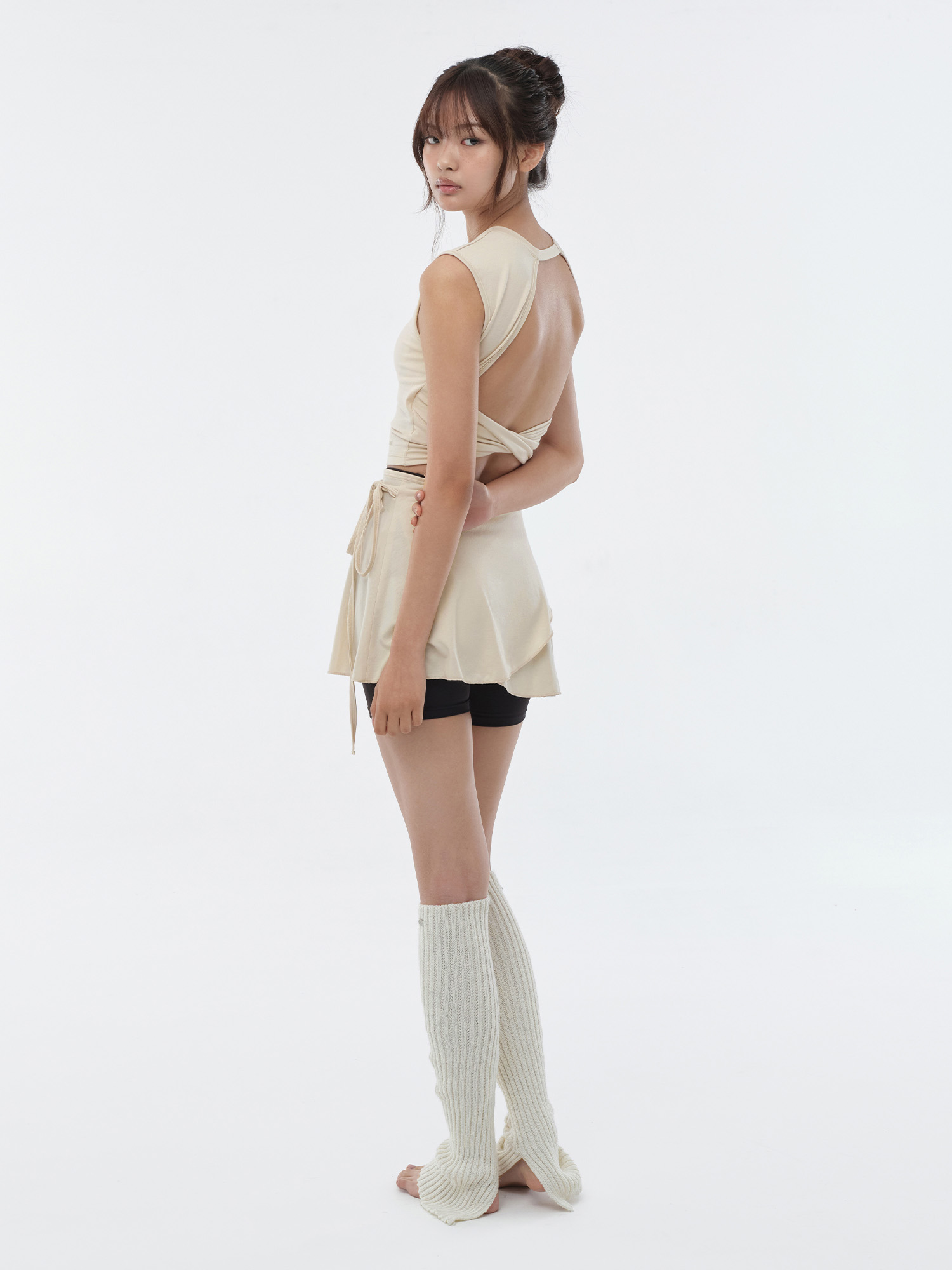 預購_Twist Back Slit Sleeveless by Conch