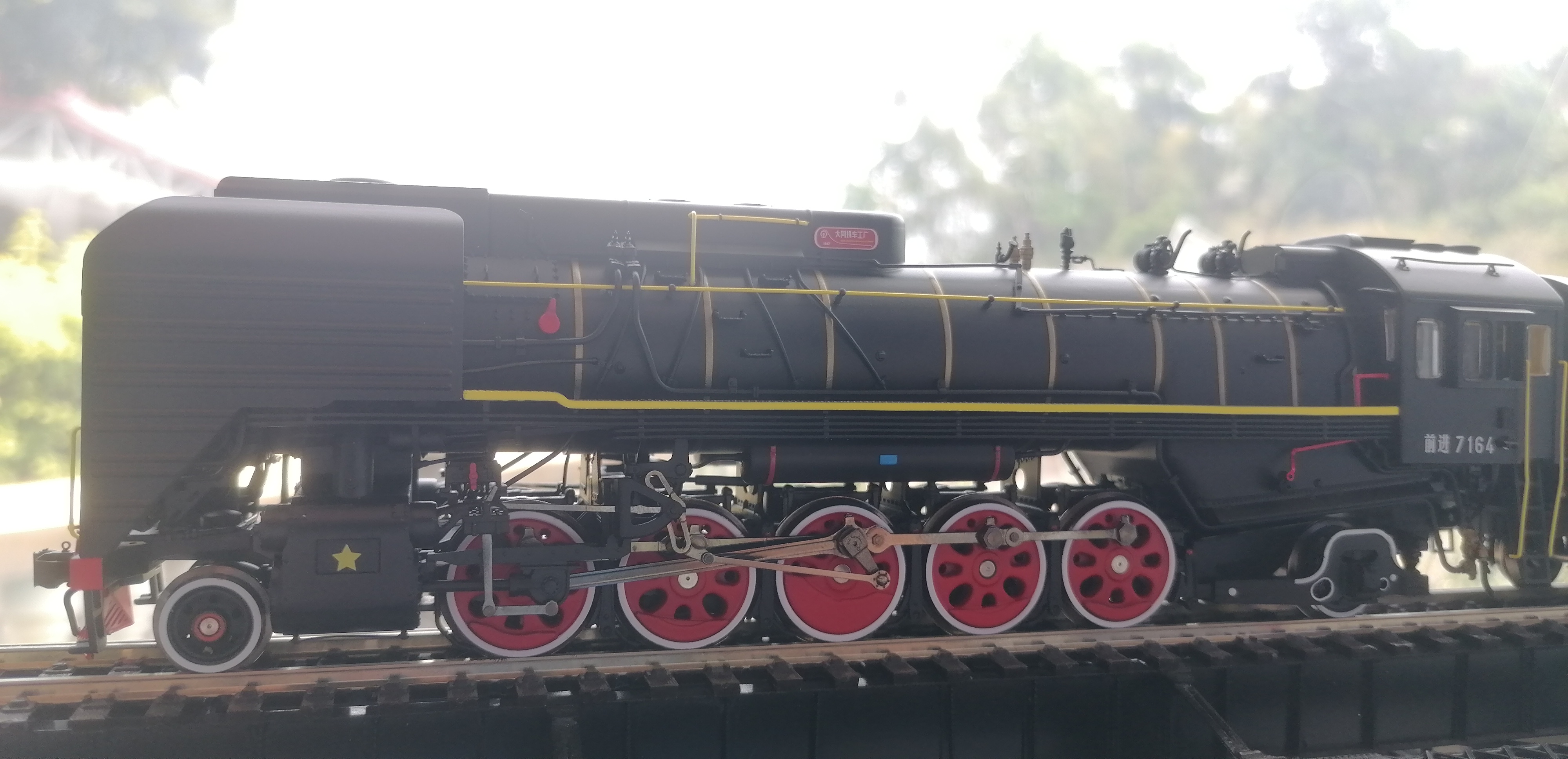  Chinese prototype dynamic smoking steam locomotive - QJ HO Exact 1:87 Metal Edition