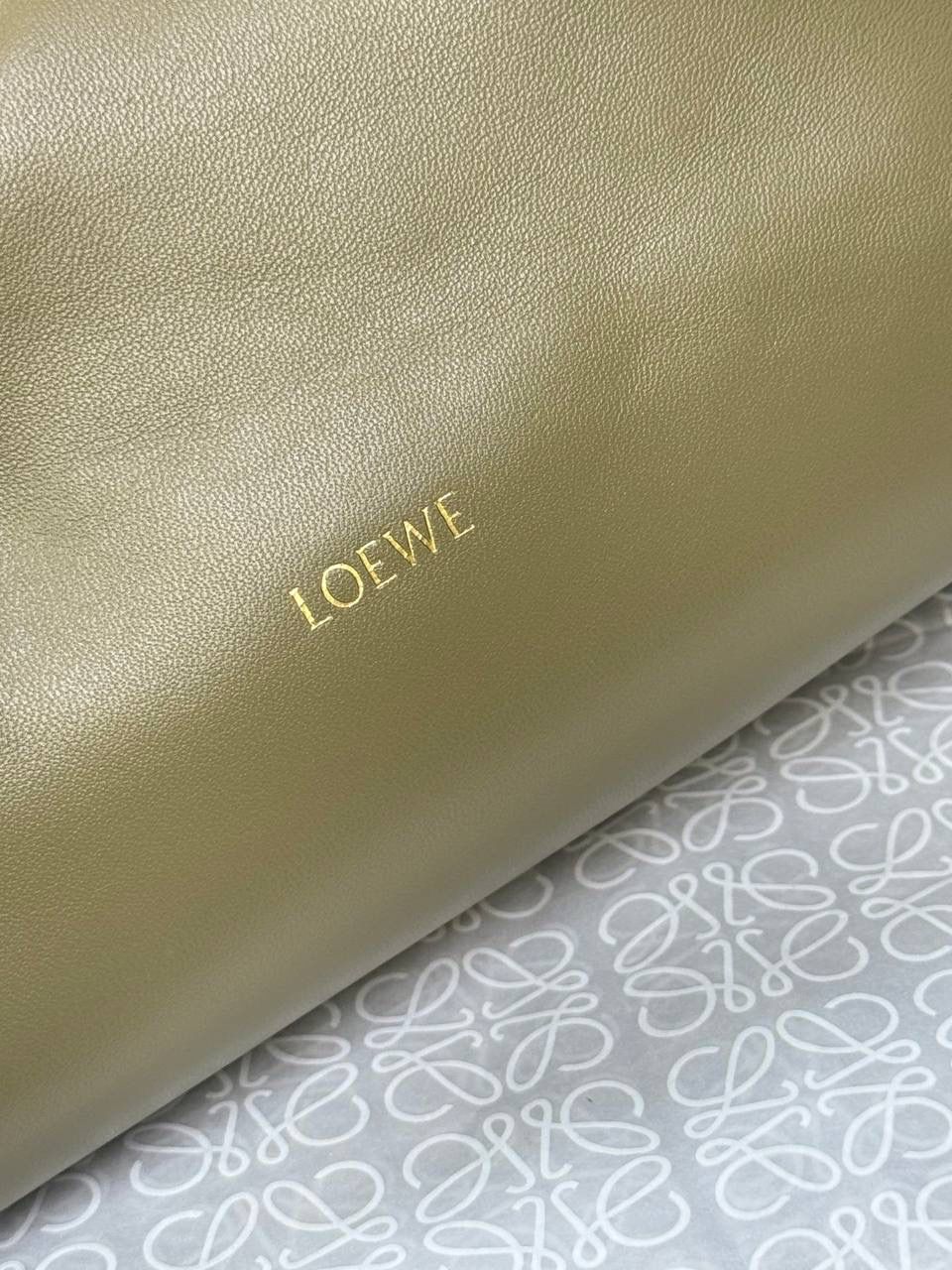 🎈中号链条款𝙁𝙡𝙖𝙢𝙚𝙣𝙘𝙤 𝙋𝙪𝙧𝙨𝙚羊皮 ——【桉树绿】 尺寸：𝟯𝟬-𝟭𝟬.𝟓-𝟮𝟬𝐜𝐦 编码：012403 【配全套礼盒】 👉🏻延续福袋收缩绳褶皱设计，羊皮包身手感细腻柔软❤️ 👉🏻链条肩带➕皮肩带的双肩带设计，时尚百搭，给足了集美们多样化的选择。肩带可拆卸可调节，磁扣开合，正面烫金𝙇𝙤𝙜𝙤，呈现出高贵典雅的视觉感😍 👉🏻独家背景➕独家品质➕独家全套砖柜礼盒套装，市场高端品质皆在我手✌🏻