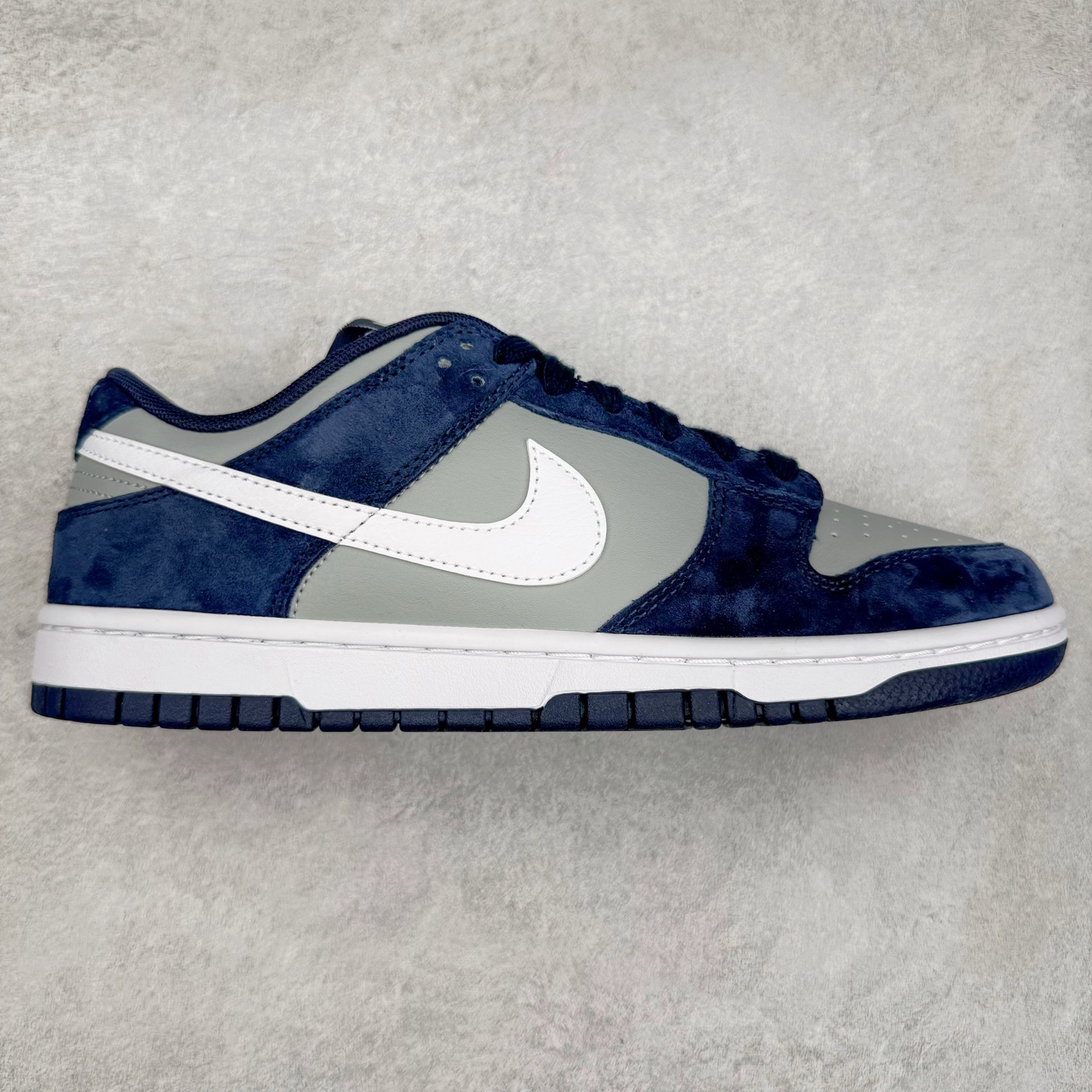 Nike Dunk Low "Georgetown Suede" IB3079-400