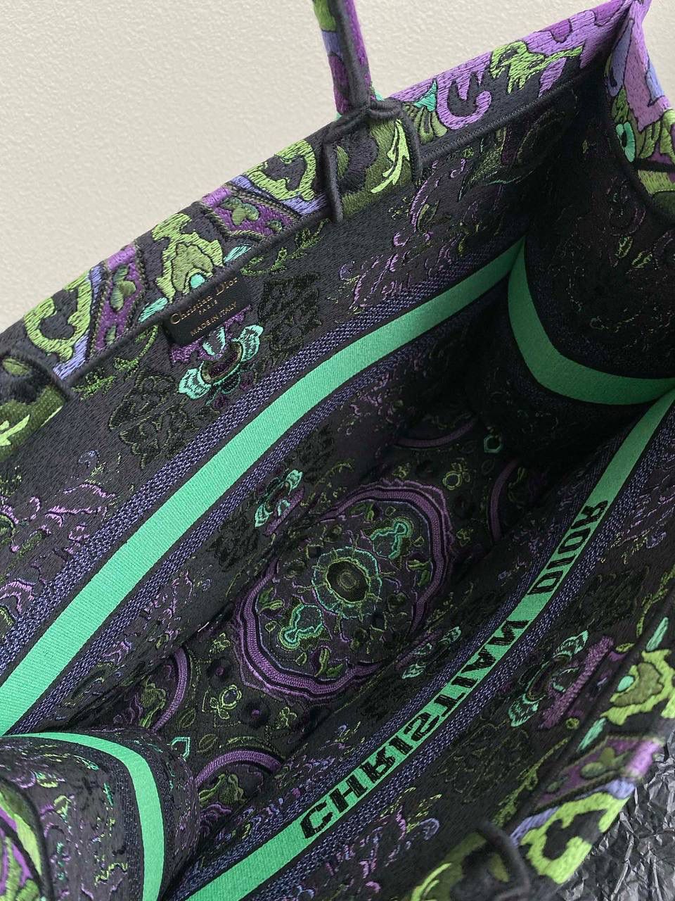 🈶漫花紫大号 𝗖𝗗 𝗕𝗼𝗼𝗸 𝗧𝗼𝘁𝗲 23最新购物袋 独特而神秘的紫色，今年的热度依旧不减 对于我这种偏爱彩色的来说，简直惊叹 印度异域风情，大自然永远有的灵感 有几分漫而梦幻的氛围气息，温柔雅致 带有一种稳定，静谧，和谐的基调🎀 多元素的文化交流，是一只行走的艺术品 42×35×18.5cm