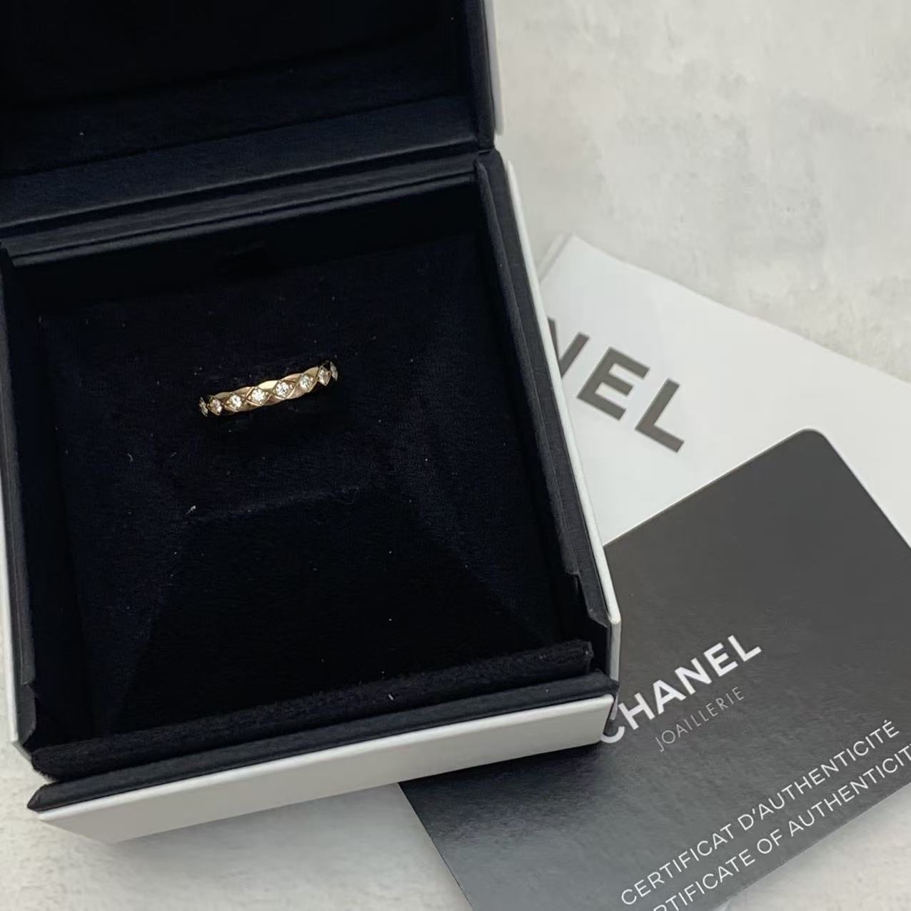 CHANEL香奈兒CoCo Crush系列戒指 51碼 18k黃金鑲鑽滿鑽 窄版 米金色 時尚奢華 菱格紋外形設計 熱門首飾Jennie同款