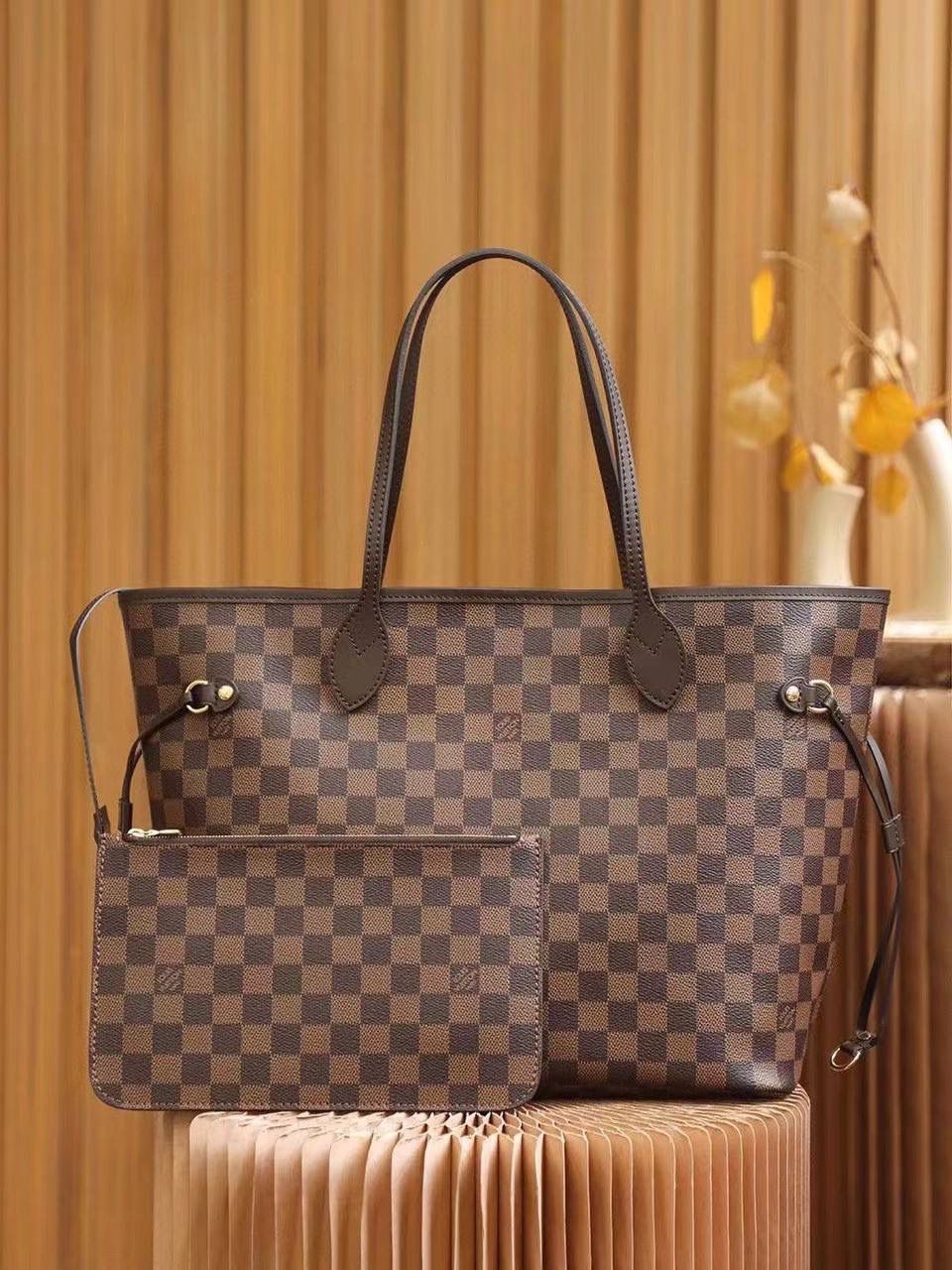 LV Neverfull 中号 👜✨ 传奇款回货啦 💯 容量大但不显笨，挺括又柔软～ 侧边系带一拉一放，造型随你变 ✨ 肩背或手提都好看，日常出门超实用 💕 Damier Azur 白棋盘帆布 📏 32 × 29 × 17 cm