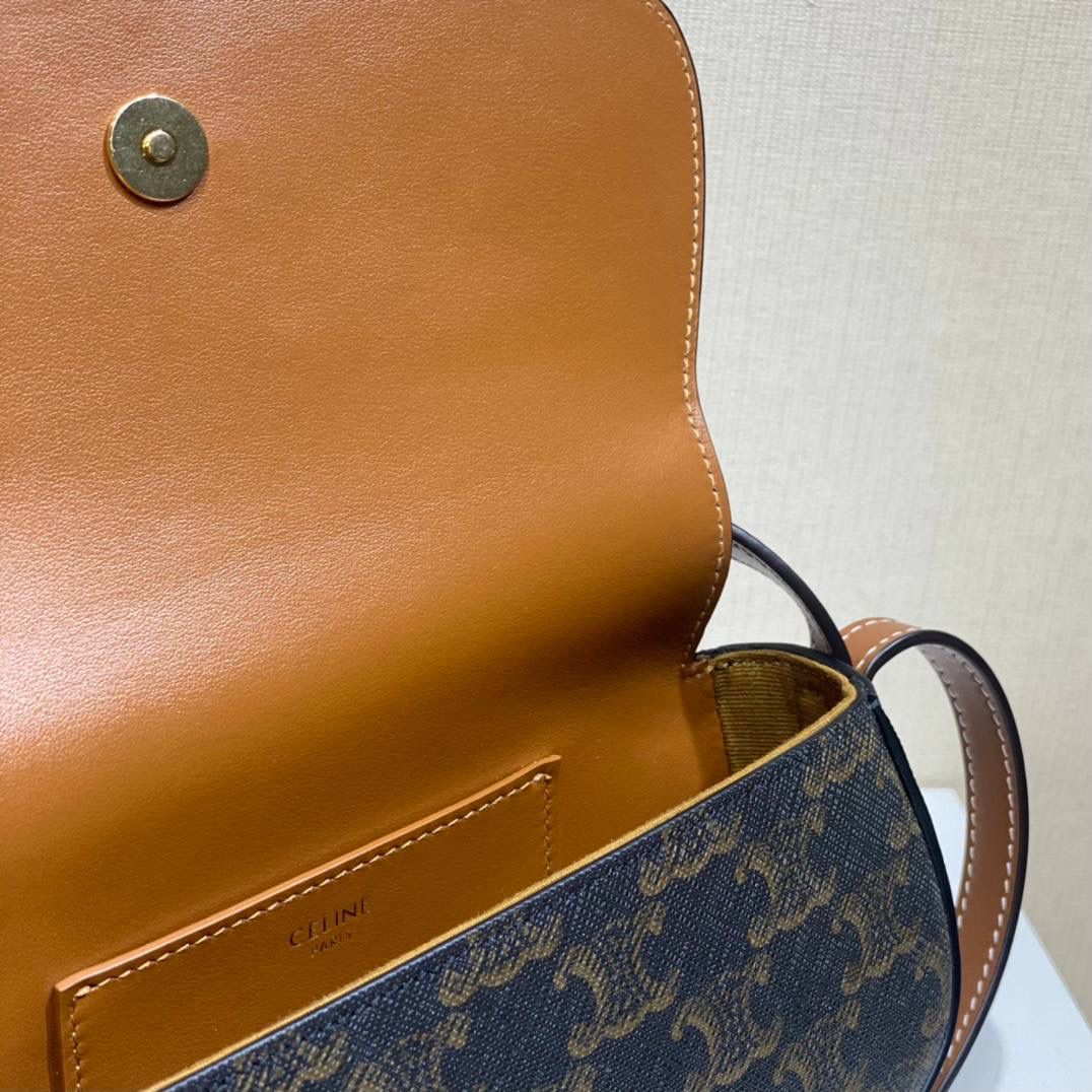 🔥大货实拍图 𝗖𝗘𝗟𝗜𝗡𝗘 ♥ 𝗧𝗔𝗕𝗢𝗨 𝗖𝗟𝗨𝗧𝗖𝗛 型号：10I592 尺寸：18*8*5cm