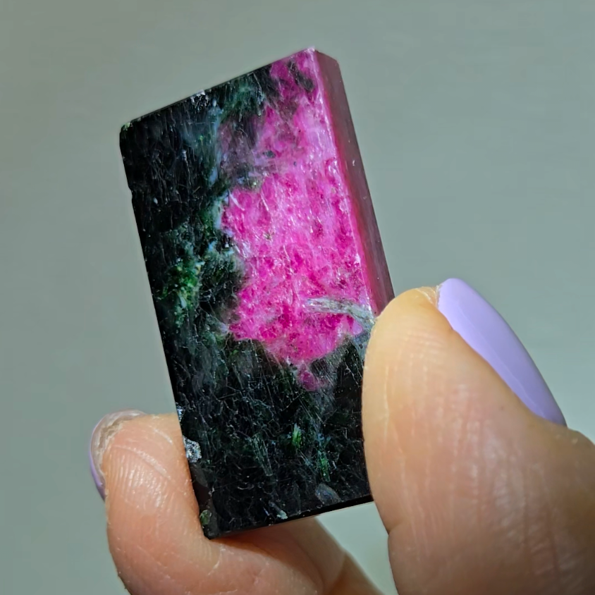 Ruby in zoisite with prismatic pattern and UV - RBY72