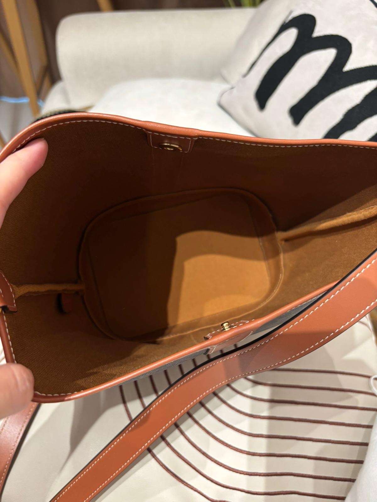 未使用品 CELINE SMALL BUCKET IN TRIOMPHE bag 100%Authentic, 未使用Unused ✅專門店收據 ✅塵袋 