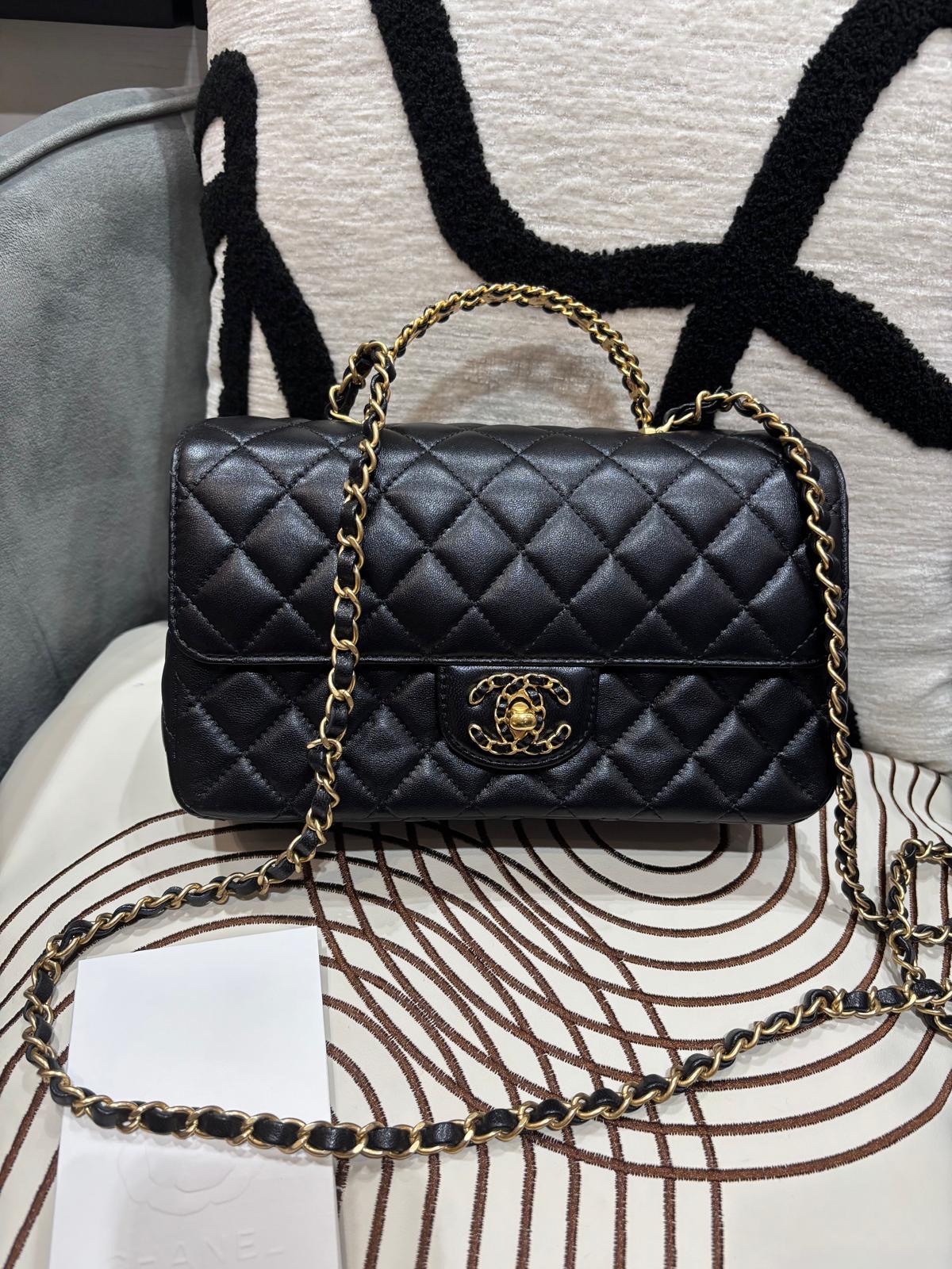 未使用品 Chanel flap bag with handle 黑色牛皮金扣留空手柄 24C，100%Authentic, 99%New unused  ✅收據✅晶片✅Dust bag✅box