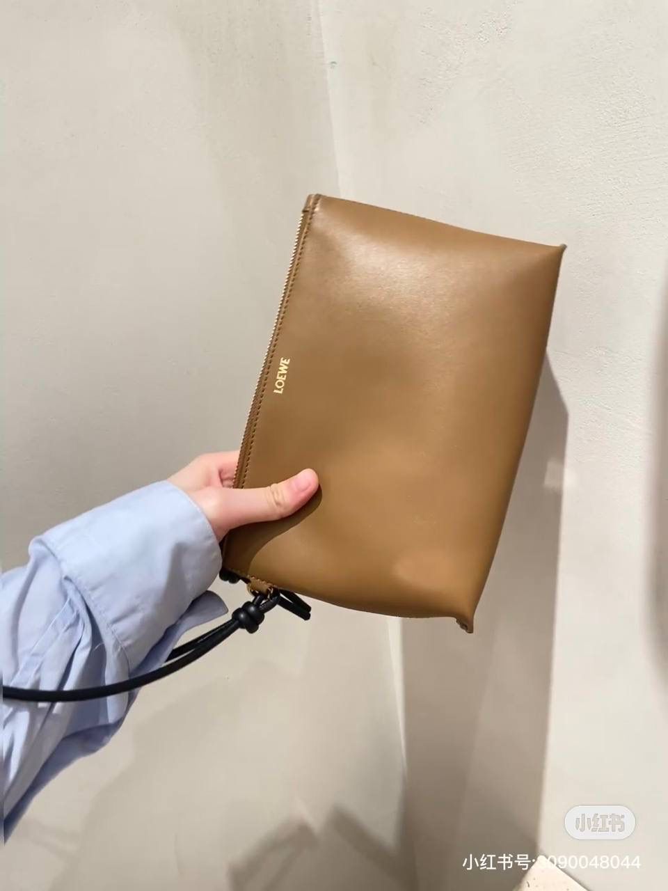 🎈𝘒𝘯𝘰𝘵 𝘛手拿包👜 —【橡木棕/黑色到货✅】 编码：522414 尺寸：𝟐𝟐.𝟓-𝟓.𝟓-𝟏𝟓.𝟓𝐜𝐦 全新撞色绳结拉链头和腕带设计，顶部拉链开合，内部人字纹帆布衬里以及2个皮隔层卡位，正面饰以品牌标志性烫金𝗟𝗼𝗴𝗼，方便时尚多用。