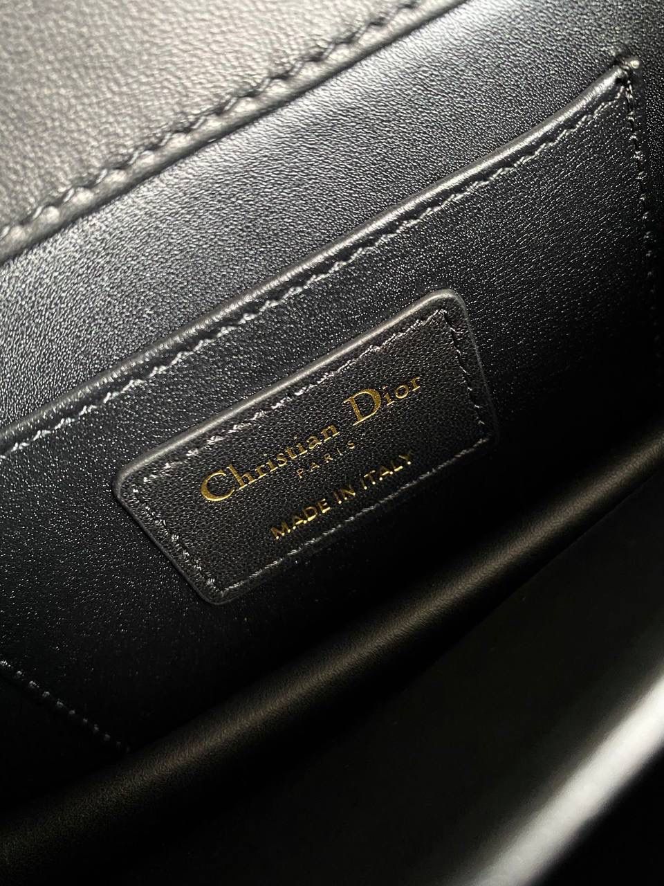 🈶黑色迷你 𝐃𝐢𝐨𝐫 𝐀𝐧𝐠𝐞 𝗯𝗮𝗴手袋 这款颜值真的好看爆! 拿手上那种厚重的千金感’一秒沦陷 超大的CD 按扣、珍珠金属链条、和全金属手柄加上复古的包型、让整体非常精致 有种阳刚与柔美的酷时尚感 内里有隔层，可以很好的把私人物品归类 手拎手腕肩背腋下都可以 真的做到实用好看俩不误，超赞！ 20×12×5cm #💰115050m