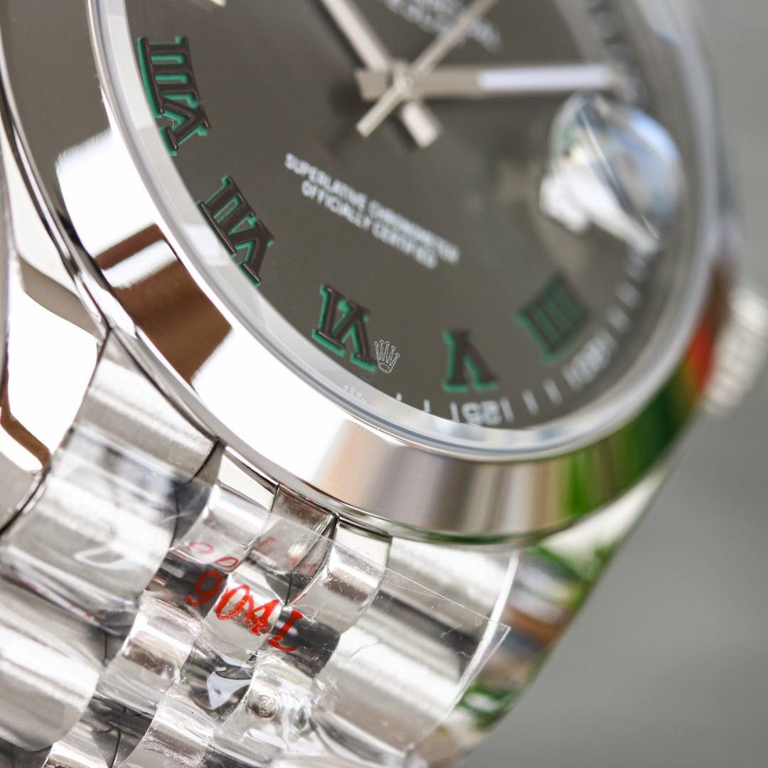 clean厂/C厂 新品 劳力士 ROLEX 41mm日志型系列， 1:搭载2836-2机械机芯，🎮 DG1 机芯及其稳定 2:整表904L精钢 /搭配clean厂钢带 3:表盘颜色无限接近原装 4:全市场唯一日历字体对版 后续1-31号挨个字体真假对比 5:唯一做到指针夜光/字钉夜光 做到同色 因为都是第三方工厂加工+自购瑞士 🎮c1+c3夜光粉 6:字钉/皇冠唛头钉 全白金电镀处理 虽然clean的款式不多 但是几乎款款均为精品 彻底解决世面上的大部分日志痛点！🎮