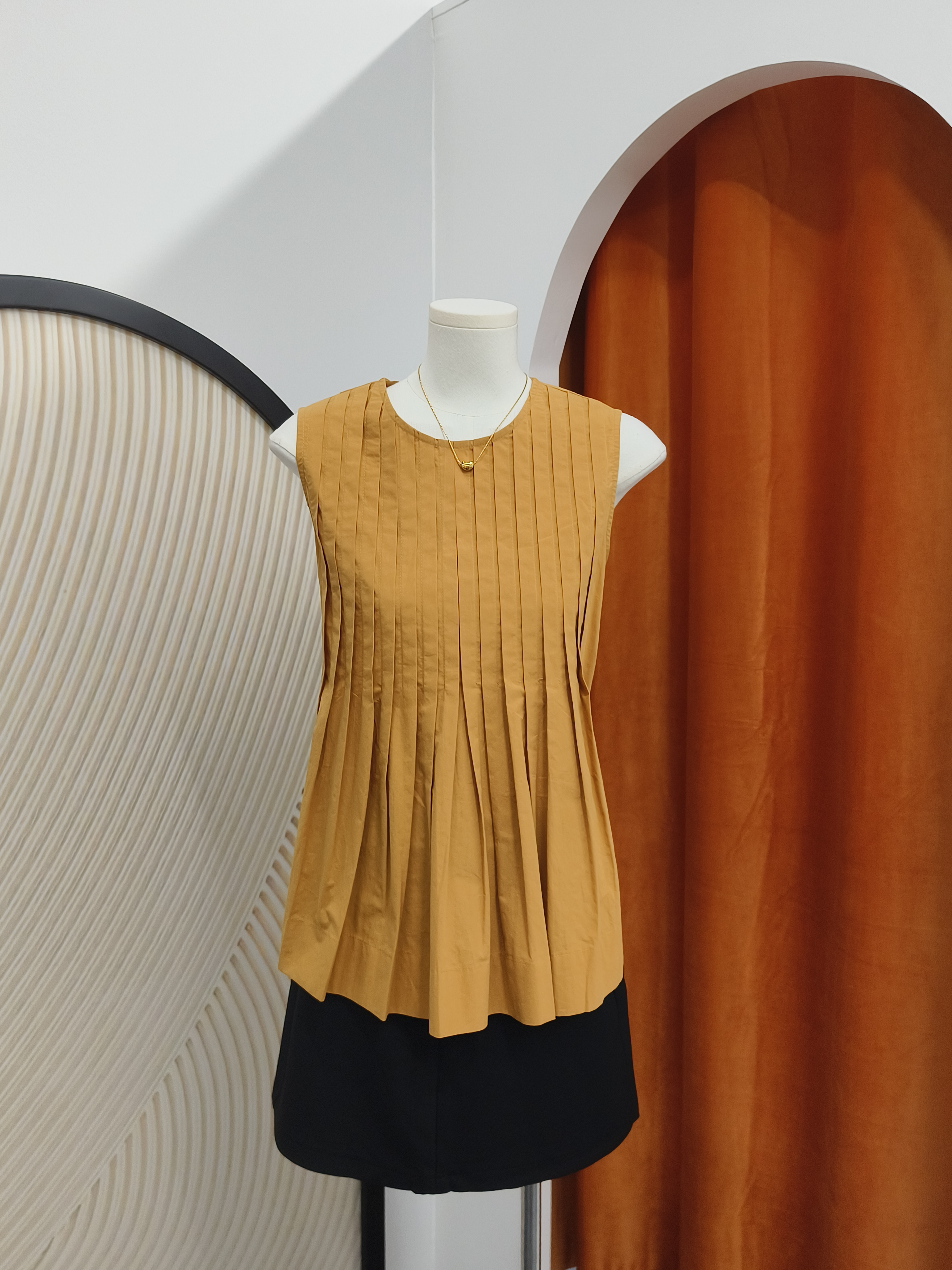 无袖压褶娃娃上衣 Pleated Peplum Top