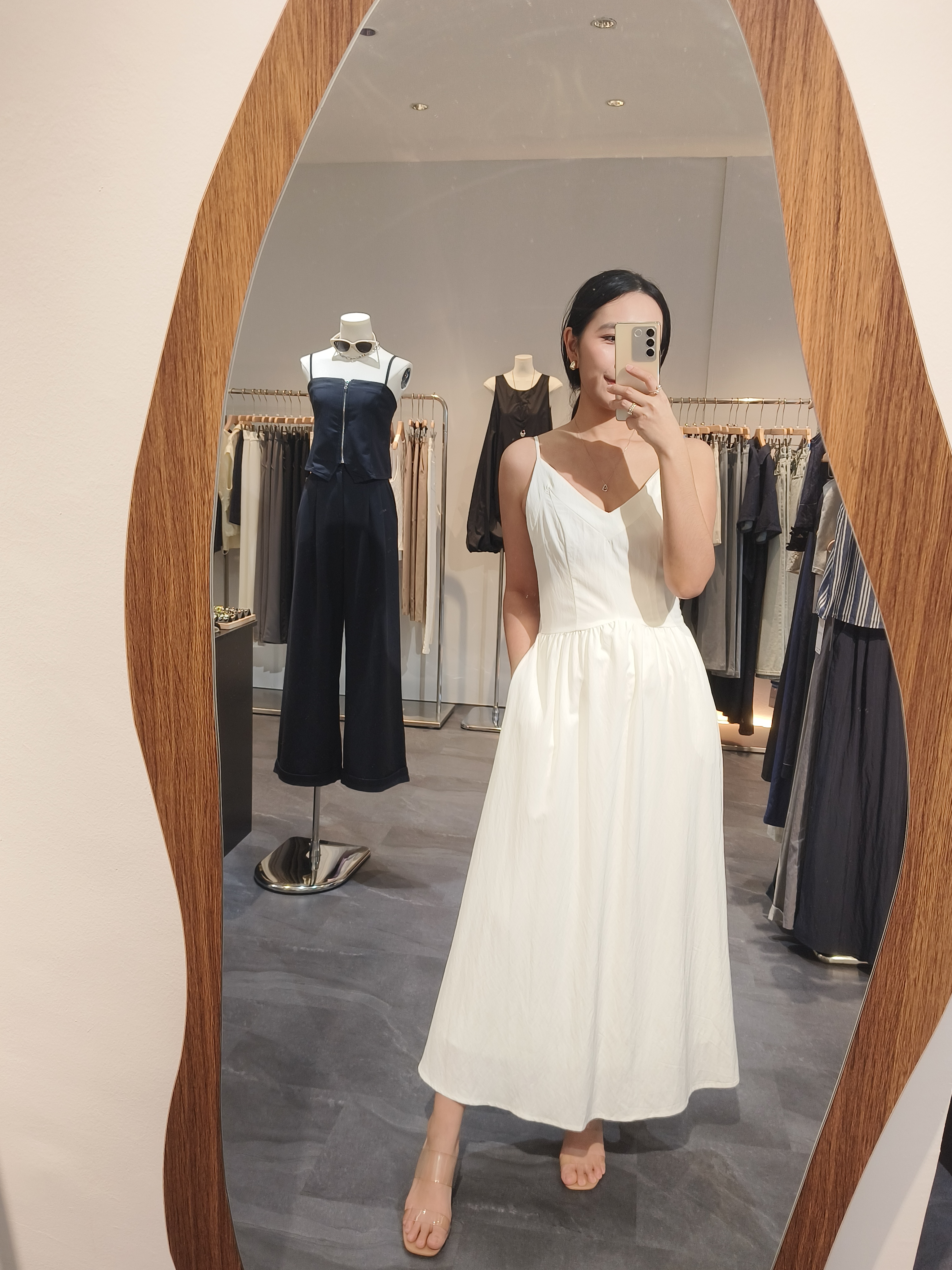 白色简约吊带连衣裙