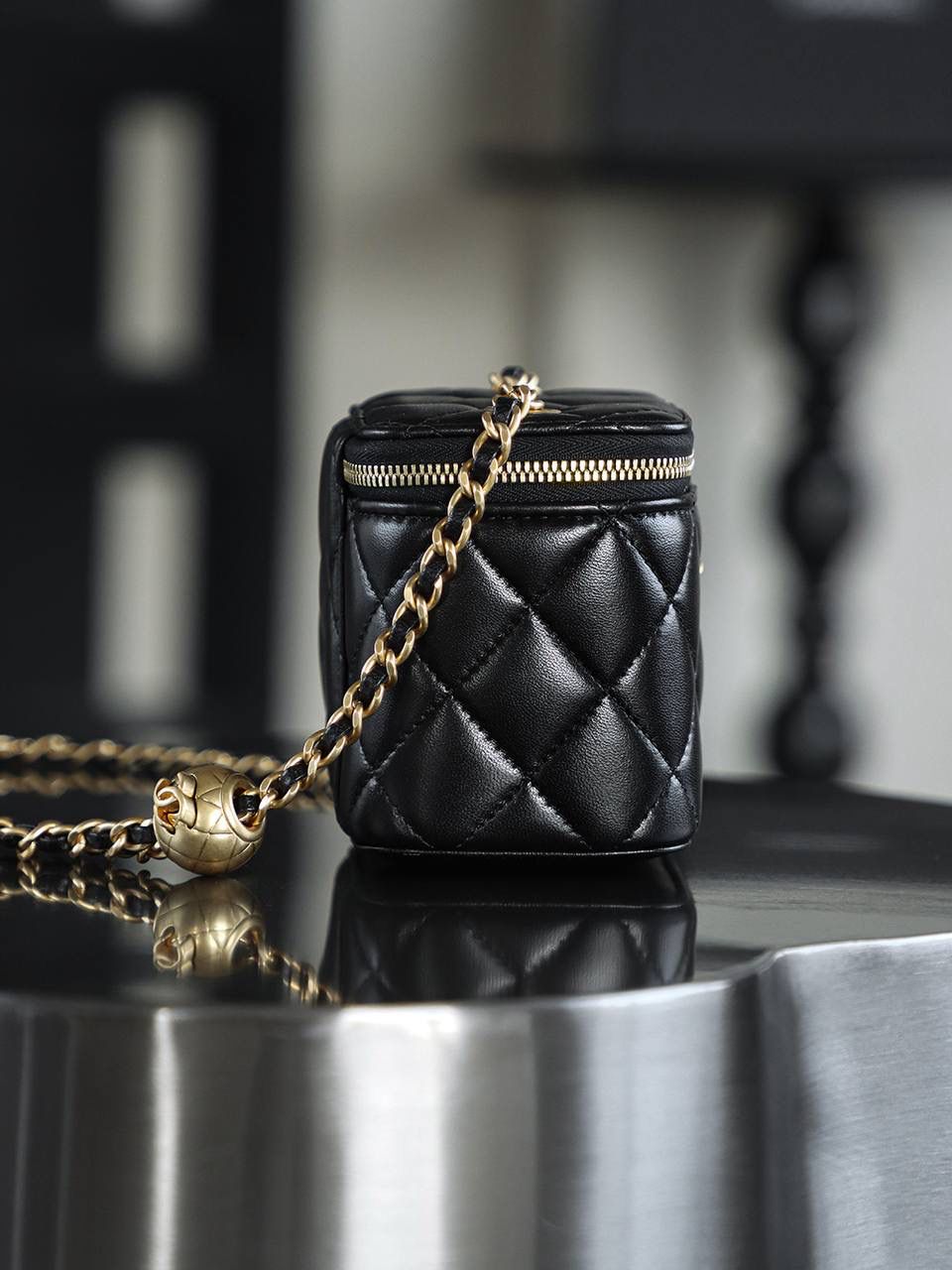 金球口紅包鑒定版👜 一包一碼 支持全球鑒定查驗身份證原廠專G GR皮料過關清單資料可査詢✅ 在時尚的廣袤宇宙中，金球口紅包宛如一顆奪目的璀璨明珠，散發著無可比擬的獨特魅力。 其巧妙之處在於，將口紅收納與精緻手袋完美融合，不僅可隨心調節肩帶長度，更成為點睛之筆，每一次轉動，都宛如開啟時尚魔法的鑰匙 五金：全銅厚鍍24k復古金 皮料：GR原廠小羊皮 尺寸：8.5*11*7cm