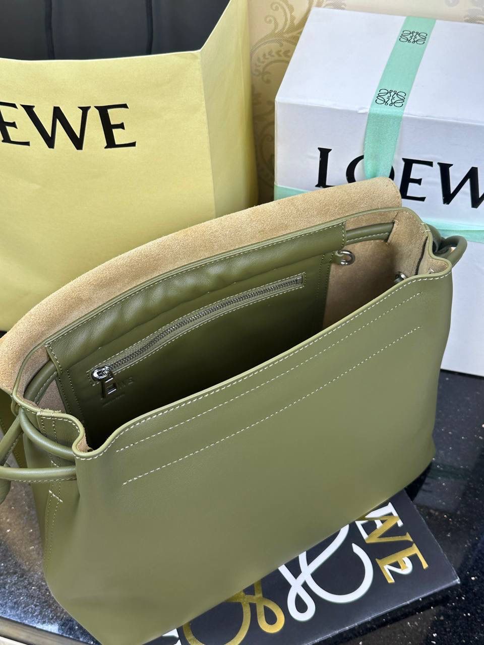 【全皮橄榄色】 𝙇𝙤𝙚𝙬𝙚 𝙁𝙡𝙖𝙢𝙚𝙣𝙘𝙤 𝙎𝙖𝙩𝙘𝙝𝙚𝙡 福袋款邮差包 ➕刺绣🅾️字母宽肩带 编码：062404 尺寸：𝟑𝟒-𝟏𝟐-𝟐𝟒𝐜𝐦 新款以经典福袋收缩打结为元素，采用内部麂皮➕外部进口小牛皮➕刺绣字母宽肩带的精致搭配打造全新升级款邮差包🅰️，可斜挎、肩背和手提，超大容量满足日常所需🎈