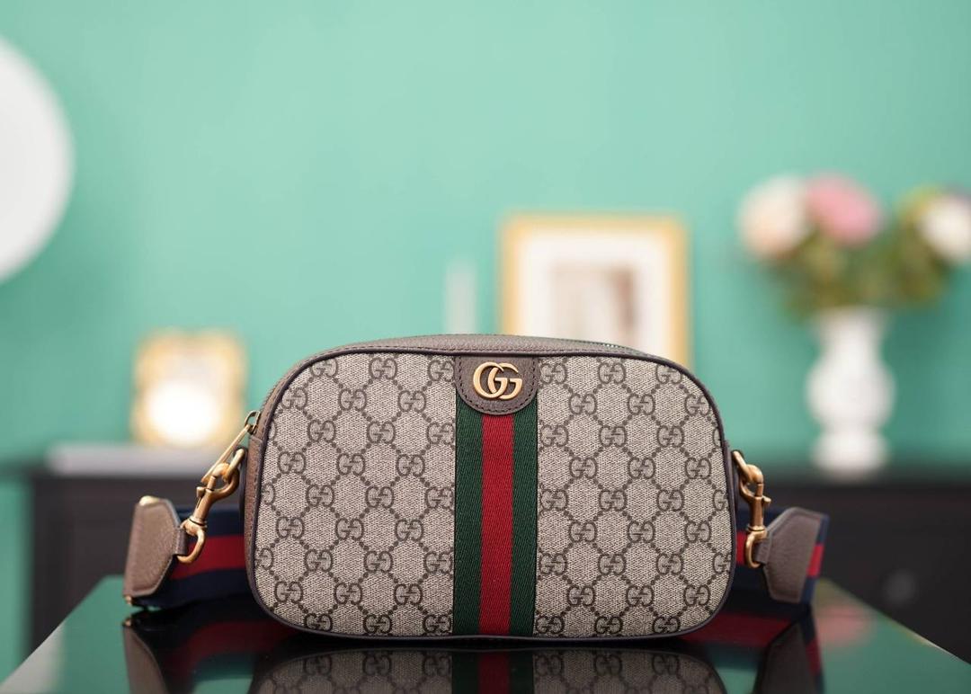 🥯Ophidia系列GG小号肩背包 棕色24cm （原厂皮 全铜五金） 正品售价¥11.000 新款相机包，宽肩带随性帅气， 红蓝织带的搭配，让整个包身的复古感更强烈 容量超级大，背起来没什么负重感，巨实用 百搭四季通用！非常日常好背的一款包 官方款号 752591 尺寸：24x15x7cm