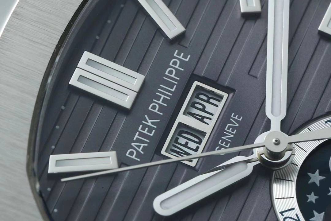 新晋 “钢王”百达翡丽Ref.5726/1A Nautilus系列年历腕表正式上位！😍🌟🤍鹦鹉螺全系列一贯设计的旋窗造型表壳，PPF与正品工艺一致的采用锻纹修饰和抛光工艺处理构成鲜明对比，1:1还原了正品每个细节。盘面深邃蓝色并装饰有水平横纹浮雕图案颜色从中央向四周扩散，星期月份双视窗和日期窗黑字白底辨识度高，24小时显示盘附带月相十分高雅，整体给人的感觉是独特又优雅，是最美的鹦鹉螺之一。背面蓝宝石镜面，搭载PPF独家研发的324S QA LU 24H/303自动一体机械机芯，21K的大金陀让上链效率更高，红宝石轴承日内瓦纹下方的鱼鳞纹精致无比，机芯打磨依旧是业内标杆级别。作为PPF首款年历腕表能正确辨别出大小月，每年只需要在3月1日调节一次日期即可。