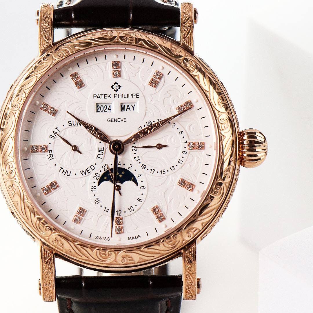 【铁划银钩 苍劲有力】高颜值新品 古朴。复古。精湛的工艺！ 年度最佳典藏之作——百达翡丽古典超级复杂多功能 万年历功能腕表 团队历时两年多精心设计，不计成本，敢为人先，力求完美，克服重重难关，突破多层技术瓶颈，机芯型号为CH 29-535 升级版，质量稳定！【表带】经典意大利小牛皮表带，纹路清晰，质感好。搭配圈市面最顶级的百达翡丽灯笼表扣，通用原装无压力。 优雅的Calatrava雕花表壳极具个性，42毫米的表径适配大众男性手寸，与专柜一致，非常商务可亦休闲。