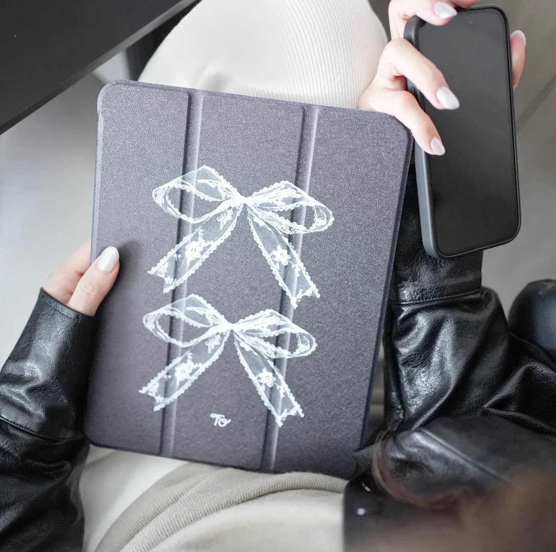【Black x White Lace Ribbon】透明磨砂書本式 iPad Case