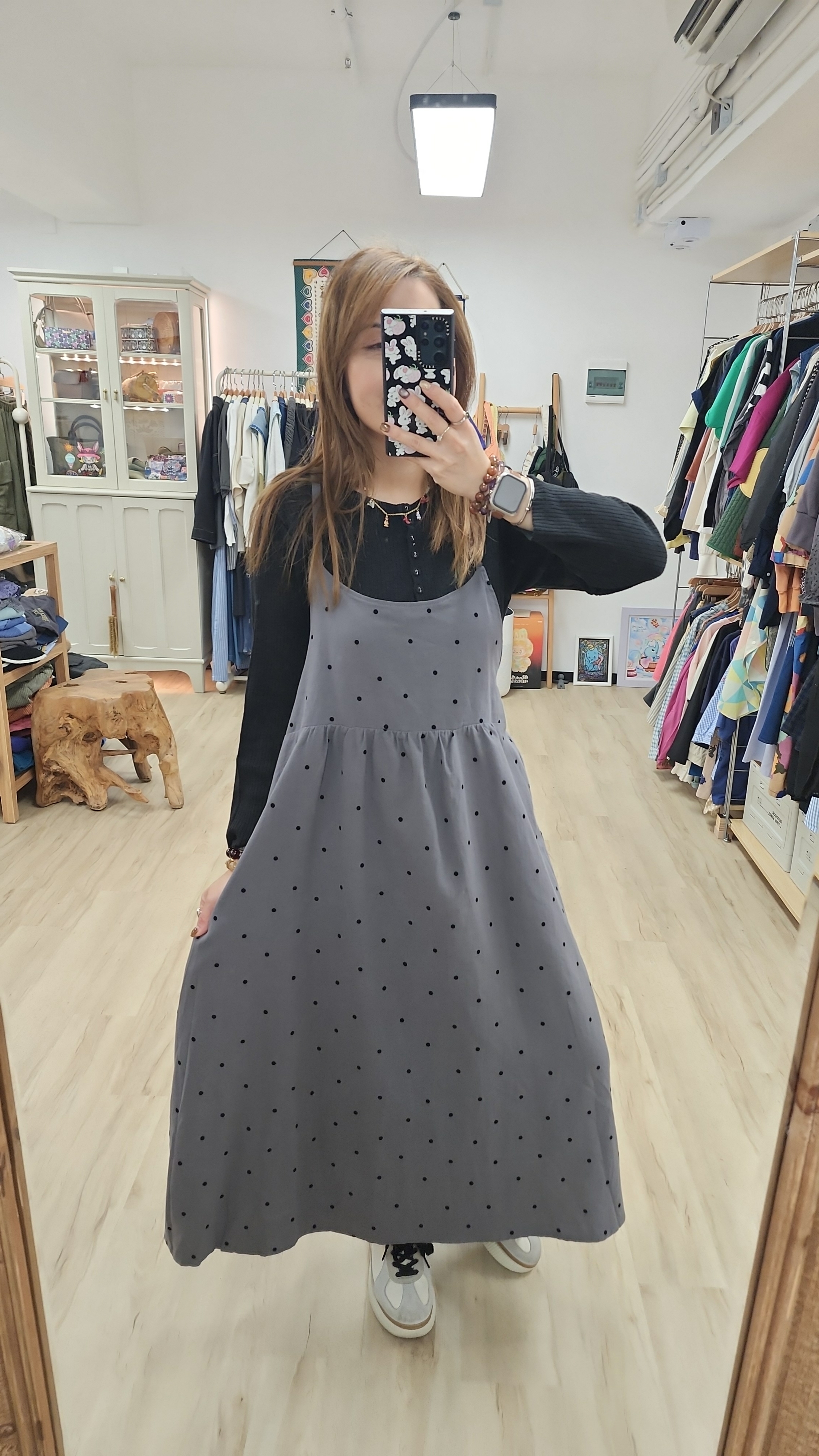 日牌炭灰拼黑波點吊帶連身裙