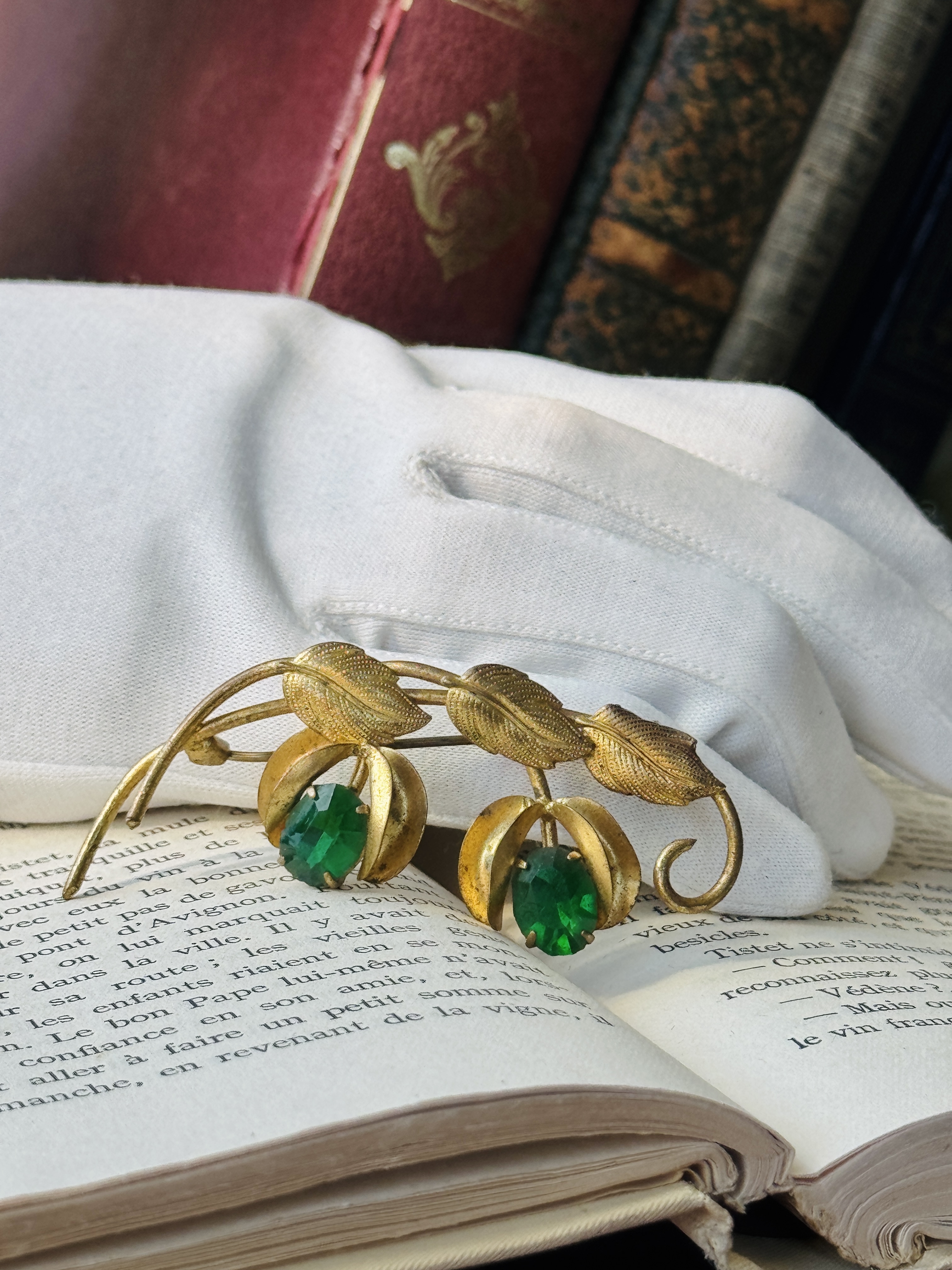 Mid-Century Czechoslovakian Green Glass Foliage Brooch (NZ128-2)
