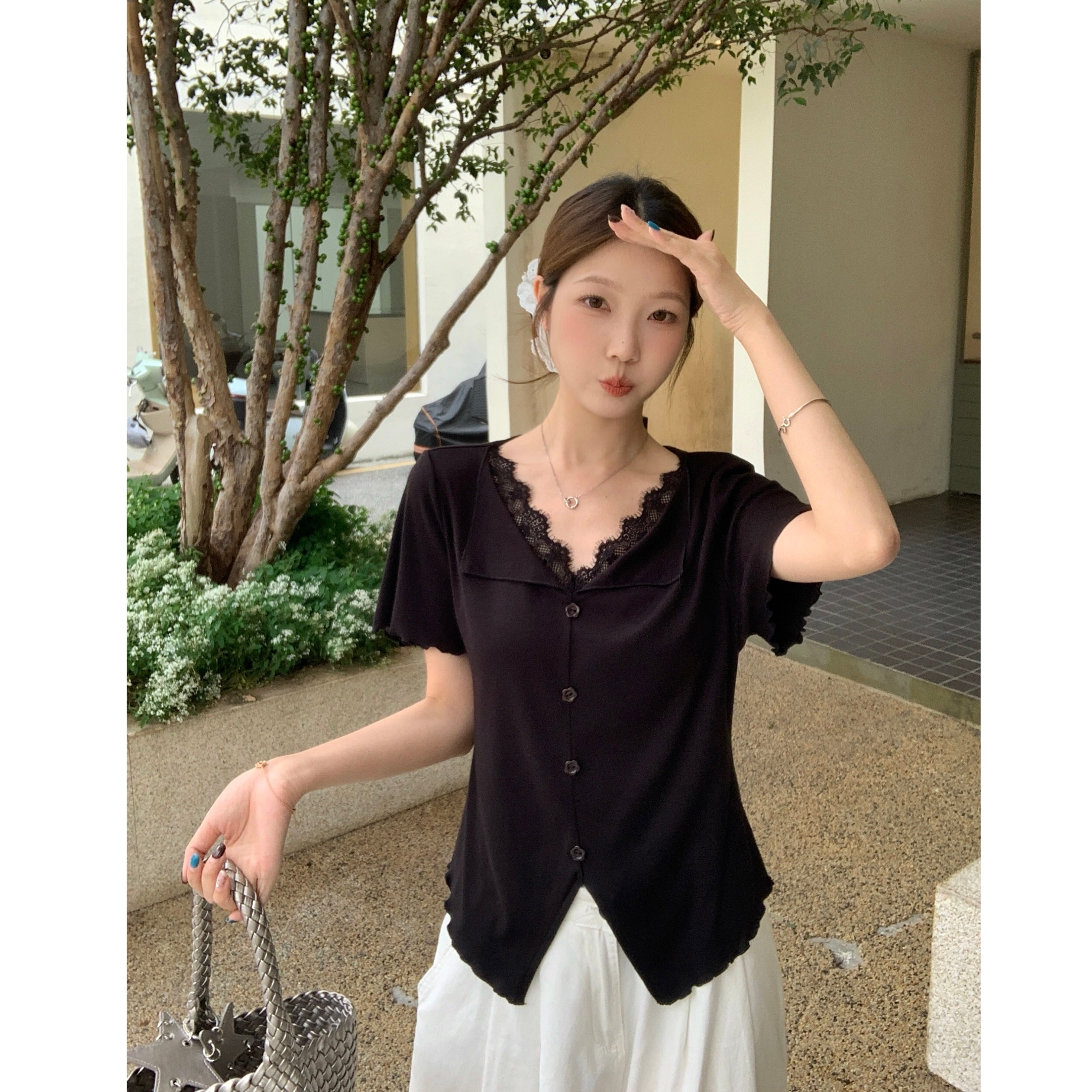 B103(81027) 韩系V型翻领边拼蕾丝花边木耳边袖与下摆开角黑黄上衣