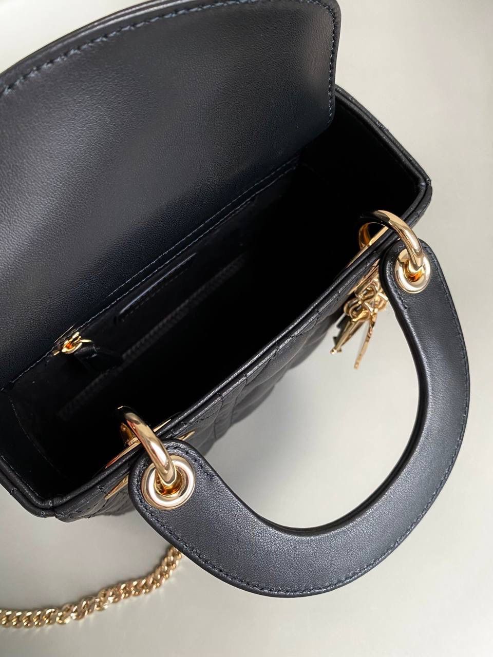 黑色 🖤 三格 𝗗𝗜𝗢𝗥 𝗟𝗮𝗱𝘆七夕限定 在经典的基础上加了爱心小挂饰 让整个氛围有了爱的烂漫气息 戴妃作为经典的代表，怎么买怎么对 特别手拎时会显得整个人非常温柔优雅 我一直都推荐女生一定要有一只经典款 每个颜色都好好看，完全不需太纠结❤️‍🔥 17×15×7cm