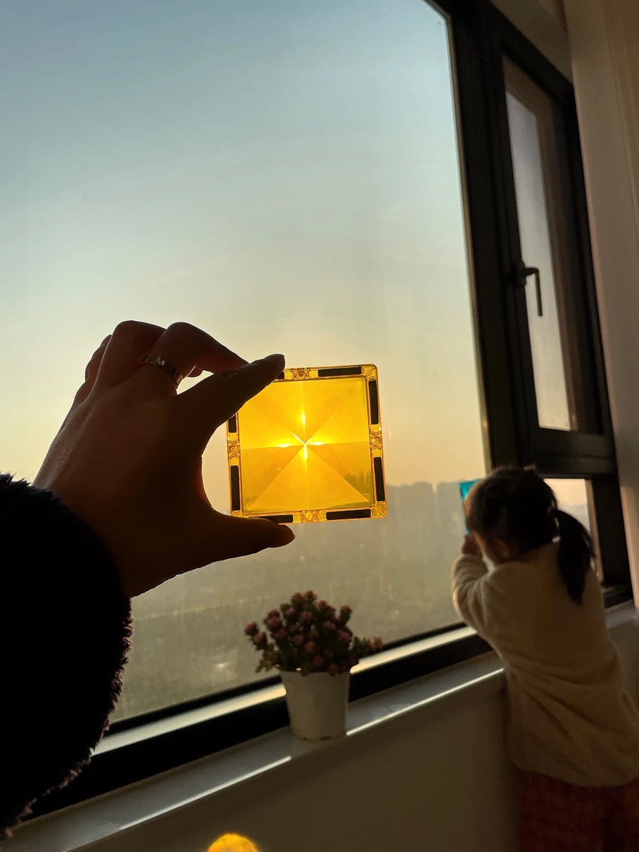 款玩具是 MAG-PARADISE 品牌的 磁性建構片 (Magnetic Building Tiles)