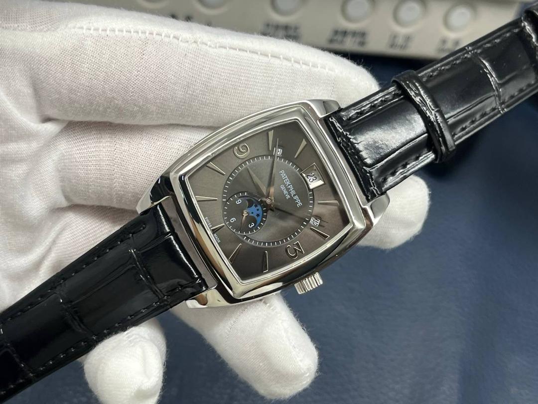 百达翡丽复杂多功能系列5135G--010重磅登场，迄今推出的首款Nautilus复杂腕表，以超复杂的工艺技术打造休闲运动腕表。 1⃣️小身板大能量：尽揽以下功能∶12点位日历功能 10点位星期功能 2点位星期功能 6点位24小时。所有功能都可正常使用。 2⃣️机芯采用版Cal.240自动上链机芯，在实现外观的逼真前提下，功能一并完美诠释。 3⃣️改装大师独立制表人，倾情参与定制改装表盘颜色，给予独一无二的腕表增添有趣的灵魂！