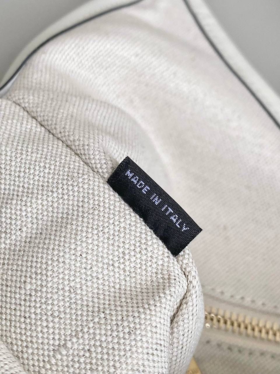 🈶白色 𝗠𝗶𝘂𝗠𝗶𝘂托特 拯救衣柜大爆款来了！ miu家最最最种草的一只大包 轻便 百搭又实用，出gai年度top☝🏻 要抢疯了的节奏，真的超爱 ！！快冲 35×40cm #F0110m