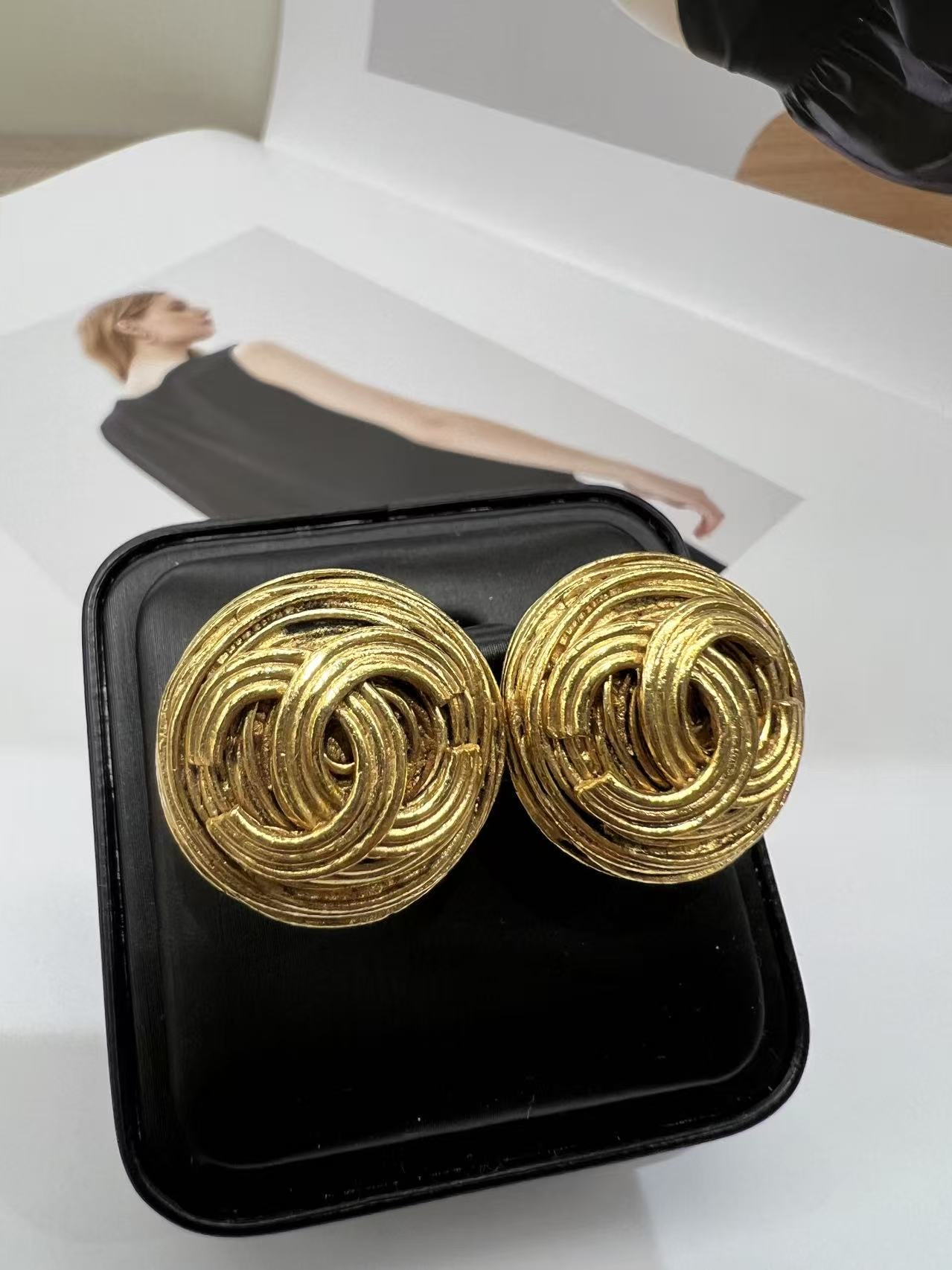 Chanel 復古經典Logo金色耳飾