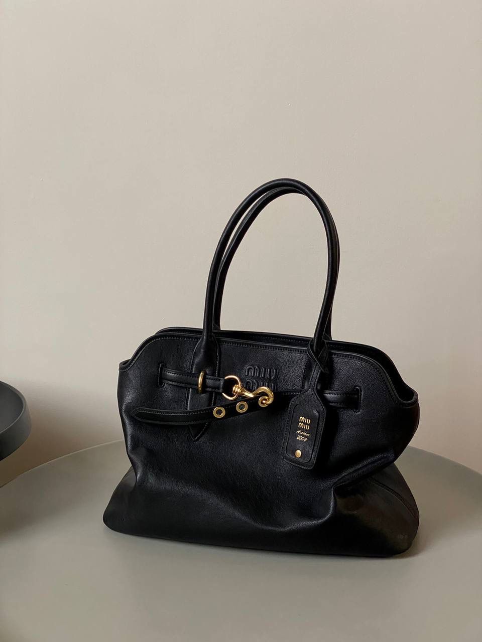 🈶黑色 𝗠𝗶𝘂𝗠𝗶𝘂 手提包 这只Aventure我要夸爆它！ 绝对是公文包中的颜值天花板 这款有多难买不用多说，绝对的断货王 酷酷的慵懒感洋气且时髦 还有一丢vintage感，超有调 上班通勤，日常出街都超出片 很有年轻人的活力！ 31×40×13cm #F0023m